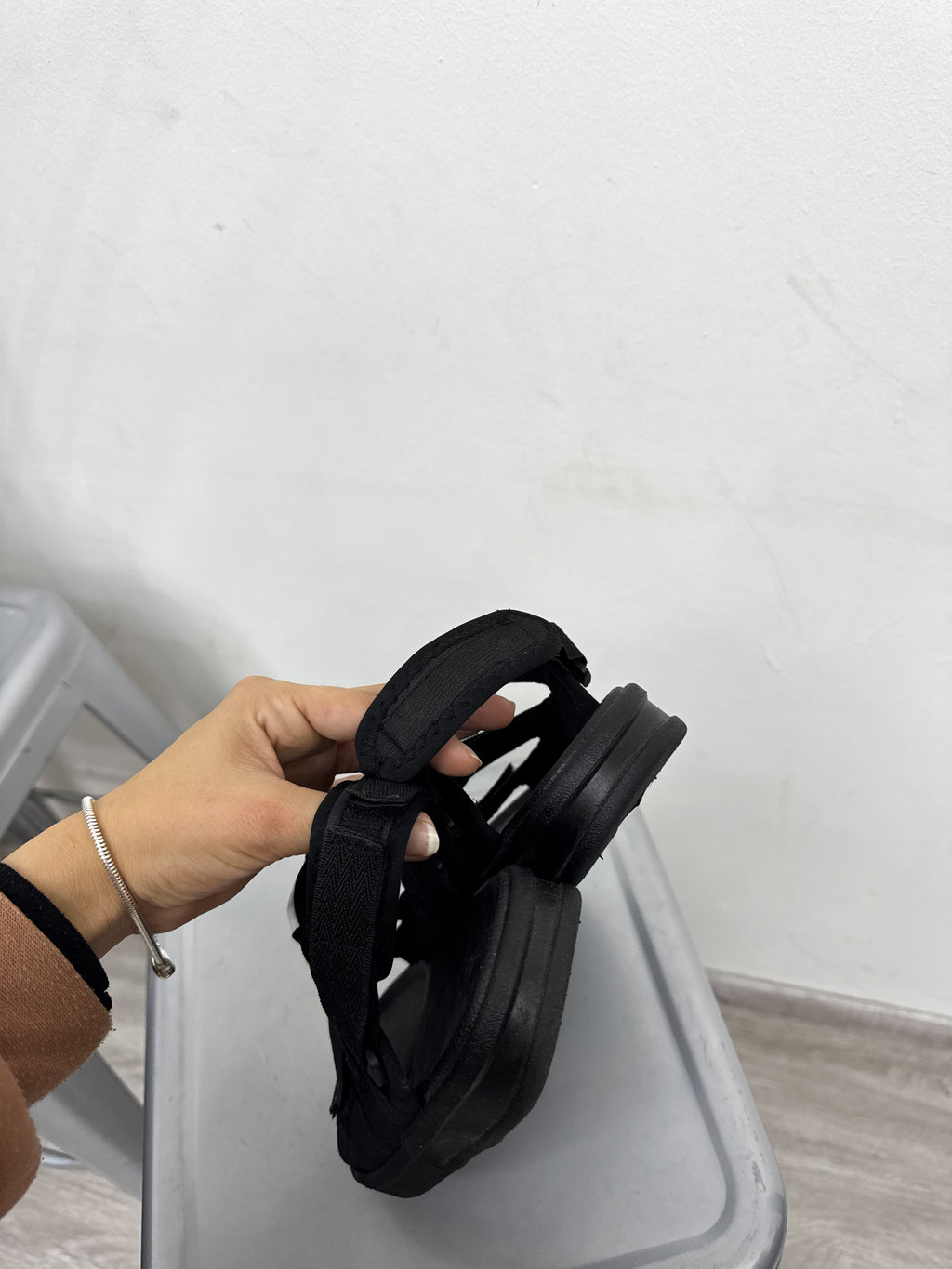Sandalias negras con velcro