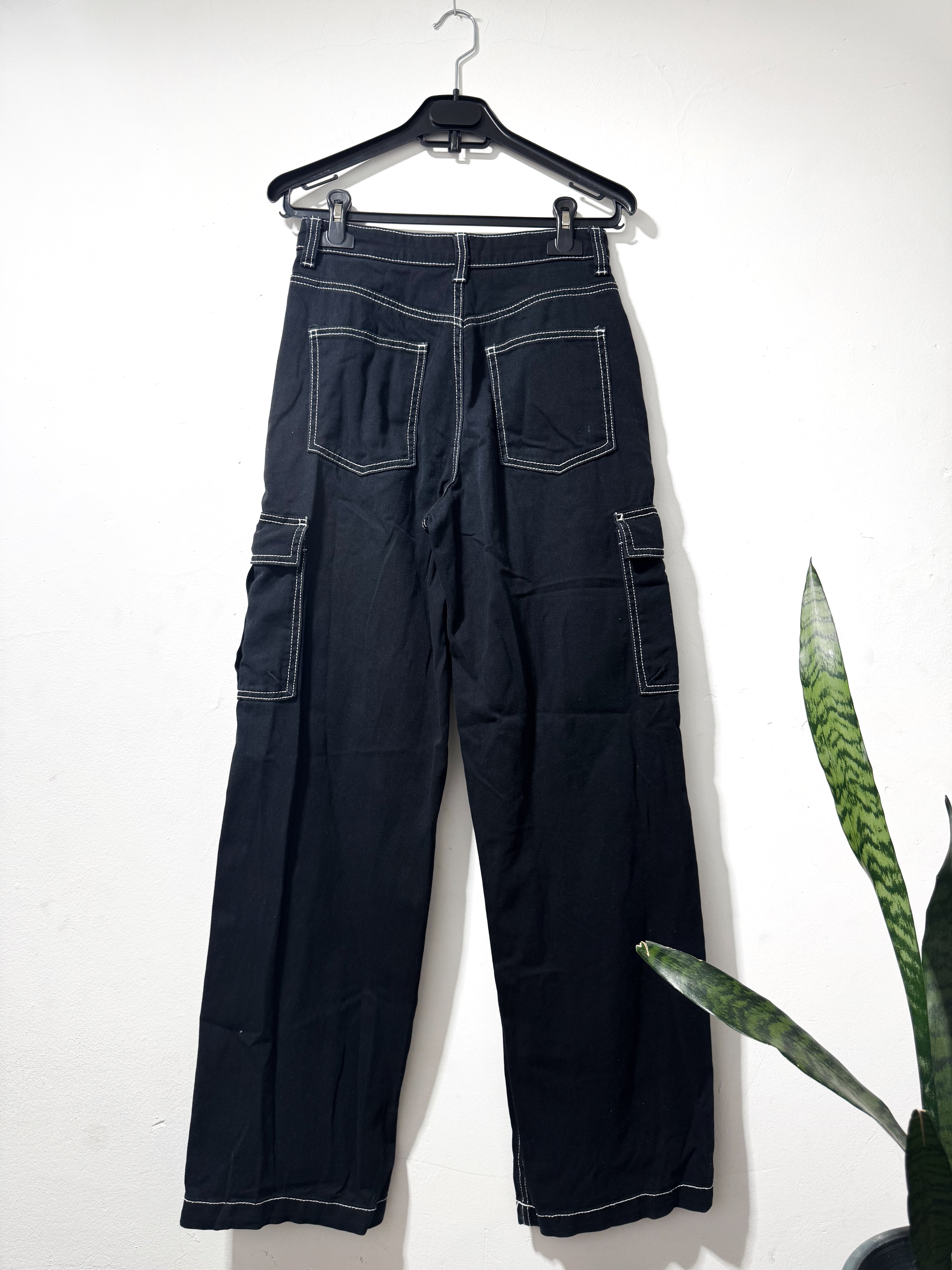 Jean negro con costuras blancas