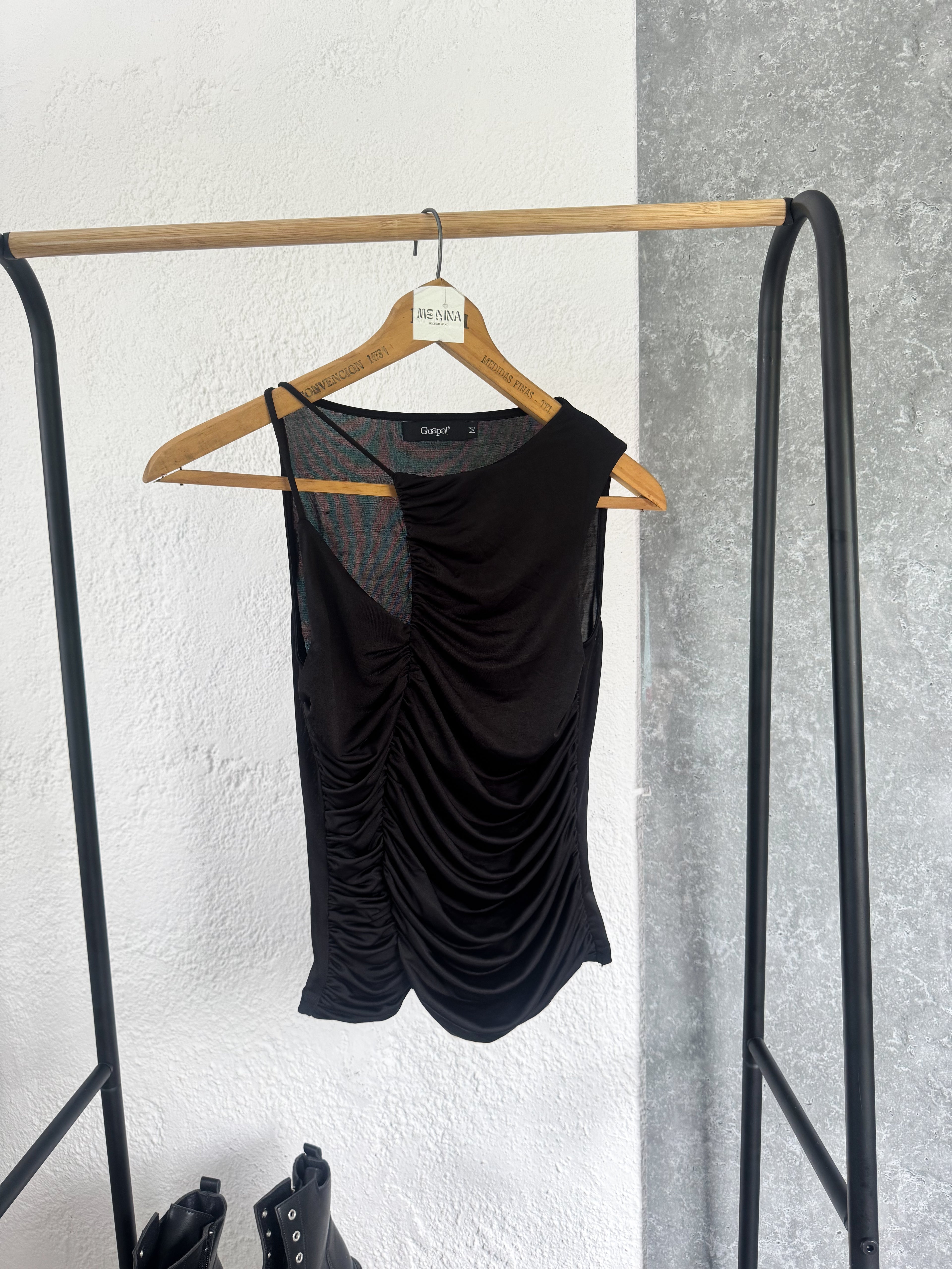 Remera negra con frunce