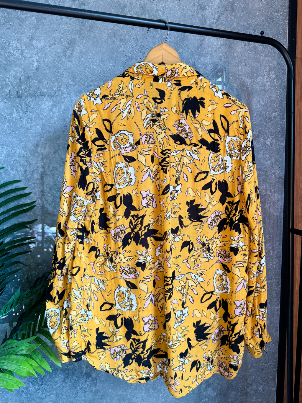 Camisa amarilla estampada