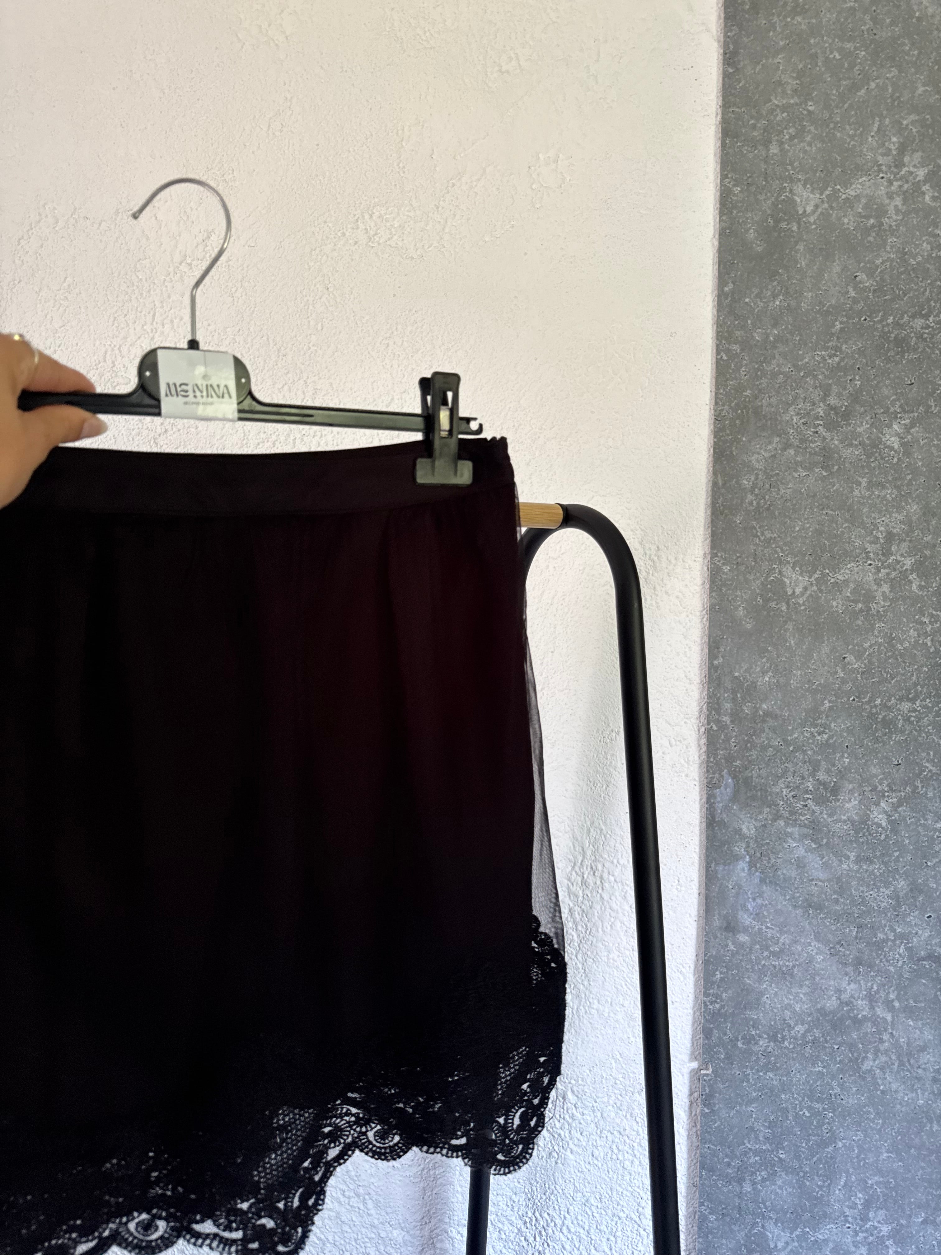 Pollera negra con capa de tul