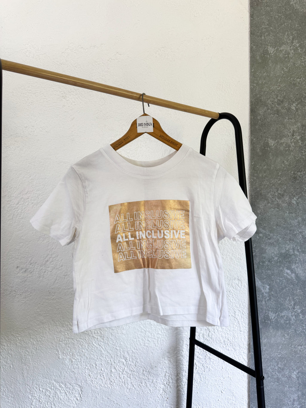 Remera blanca con dorado