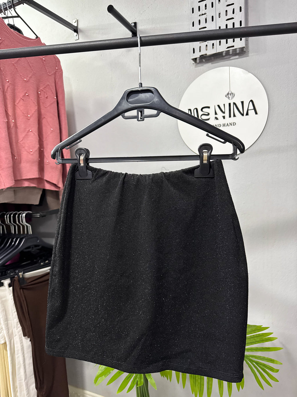 Pollera negra brillosa talle S