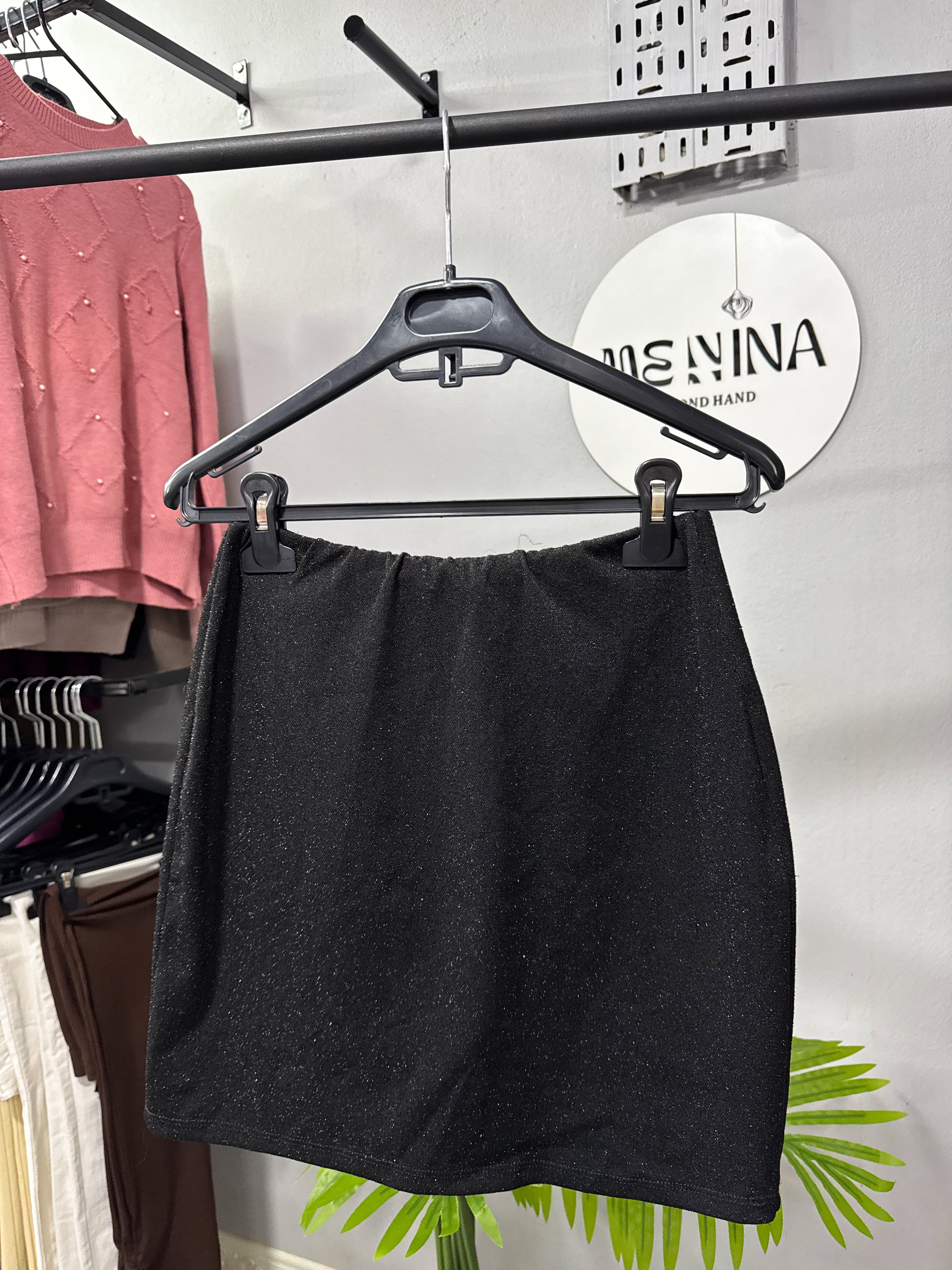 Pollera negra brillosa talle S