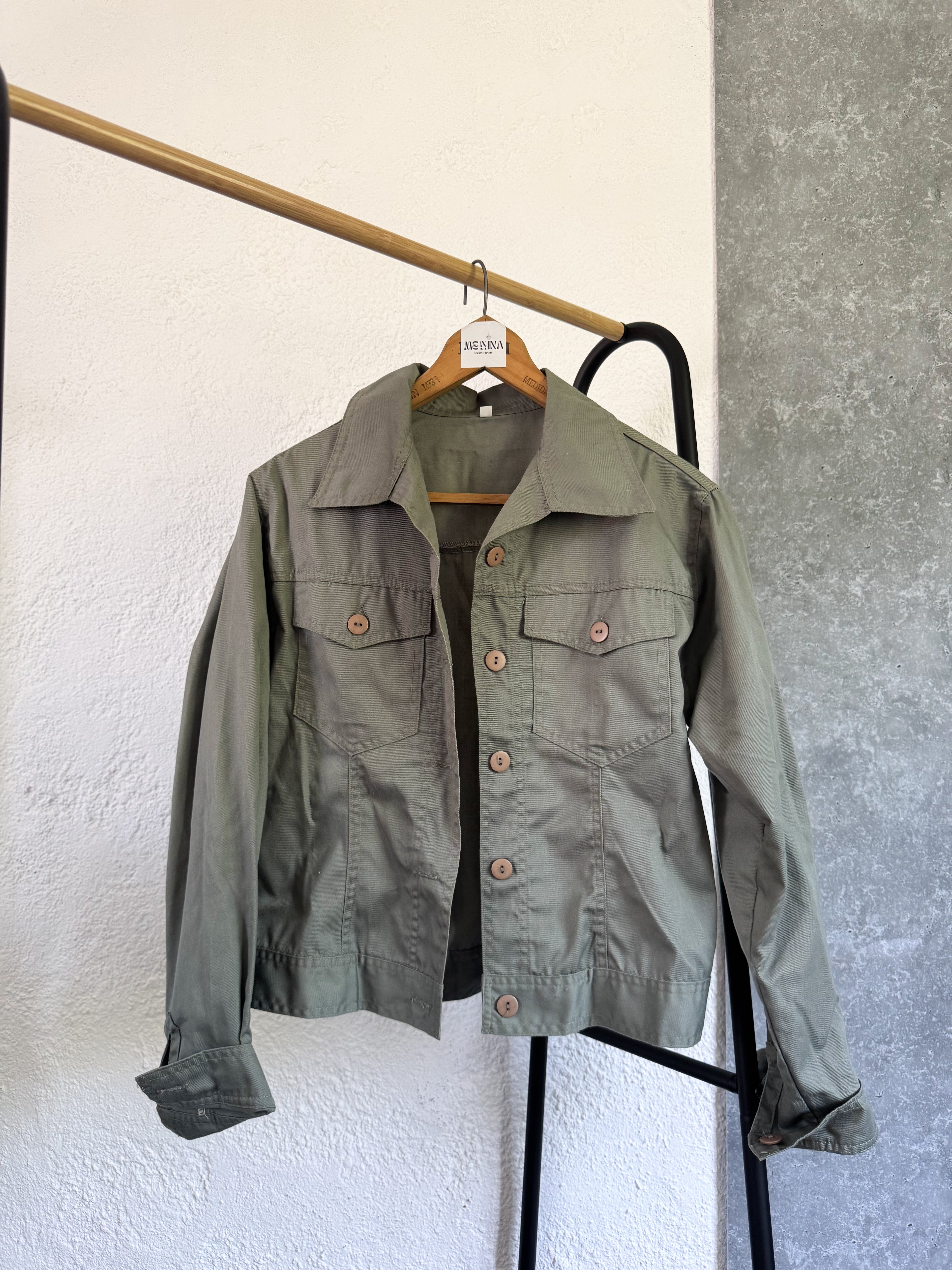 Chaqueta verde oliva igual a nueva