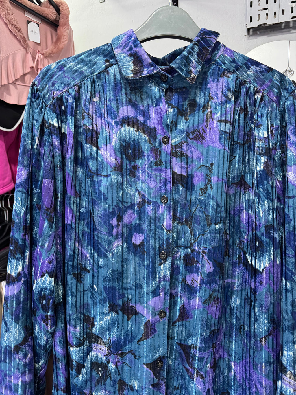 Camisa lila, negra y azul