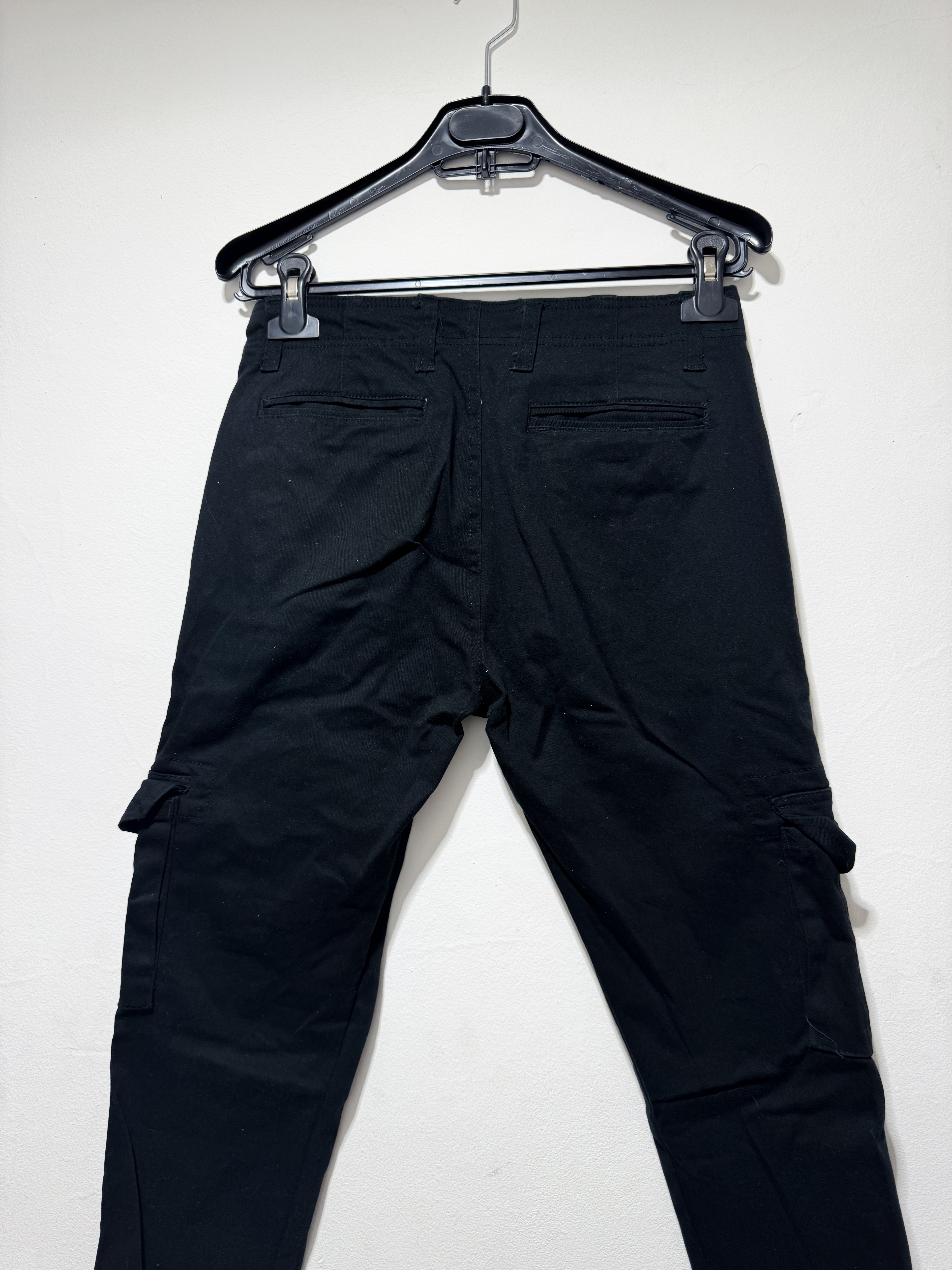 Pantalón cargo negro talle 28