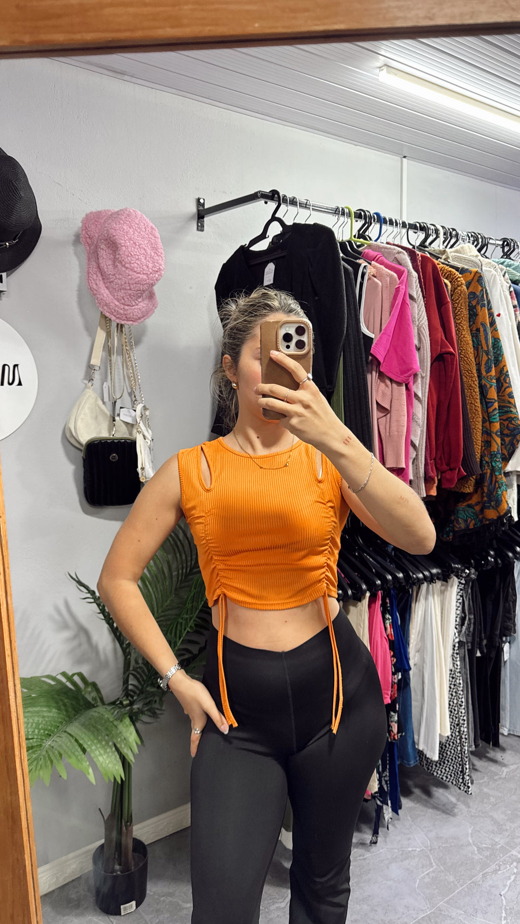Top naranja con tiras