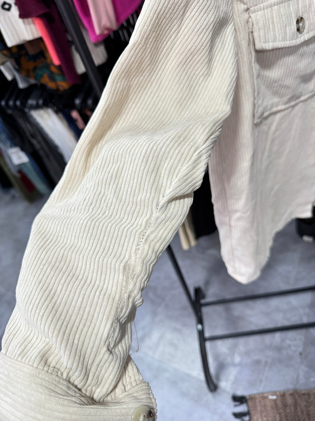 Sobrecamisa beige de pana *con detalles