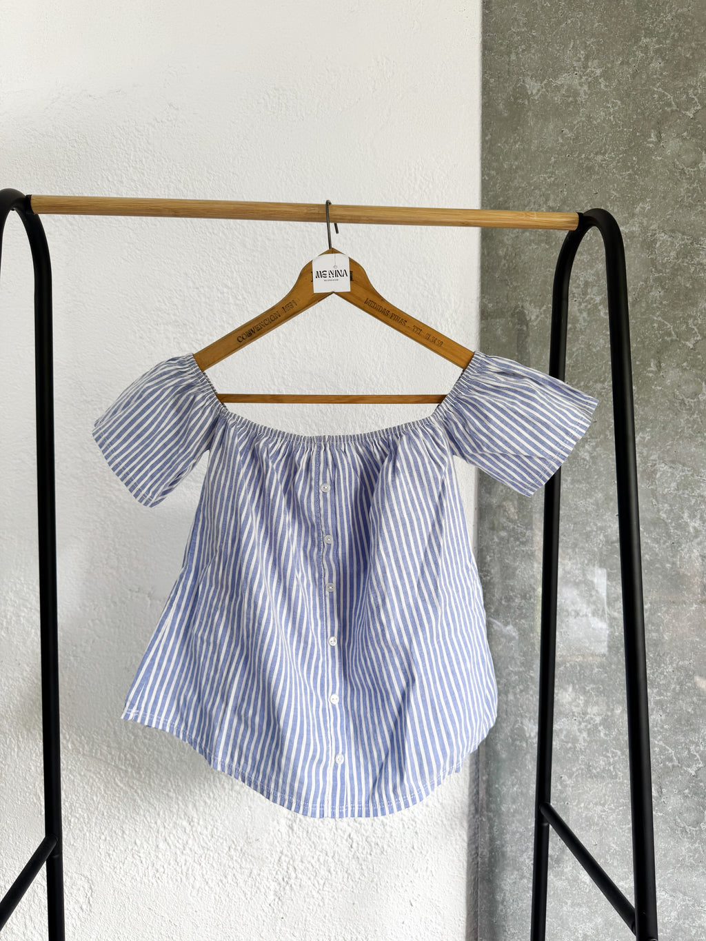 Blusa celeste y blanco con botones