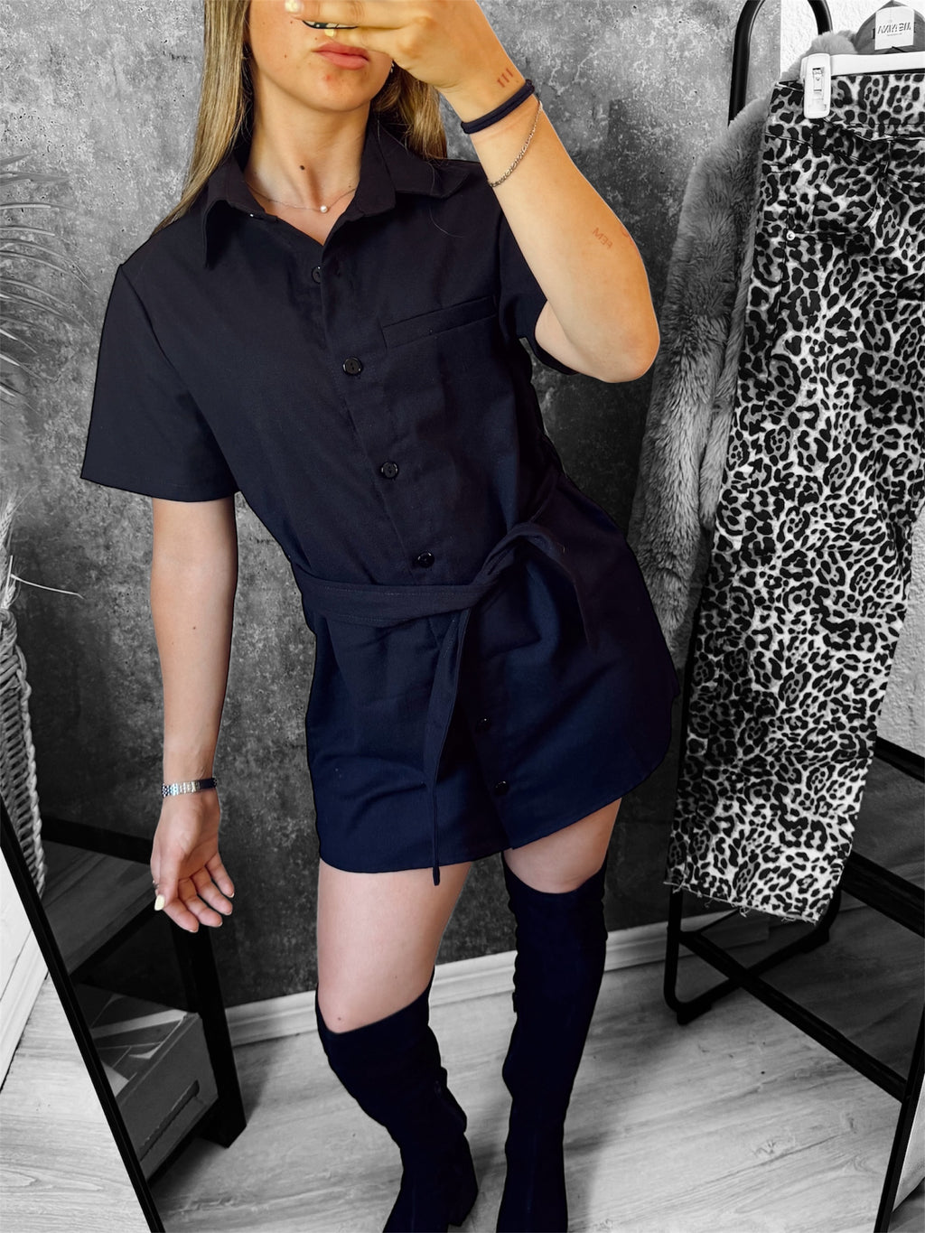 Vestido negro con botones y lazo