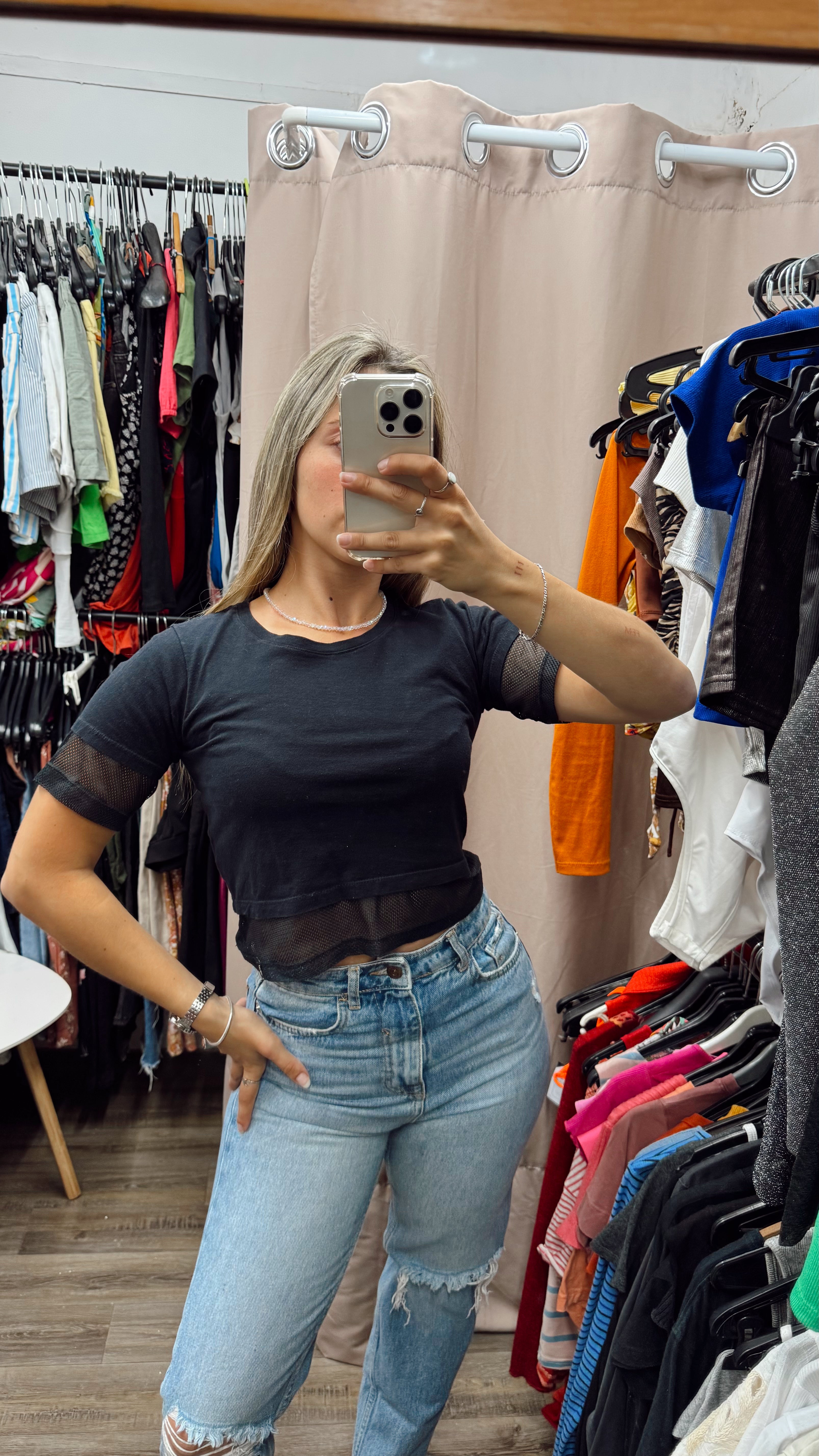 Remera negra con transparencias