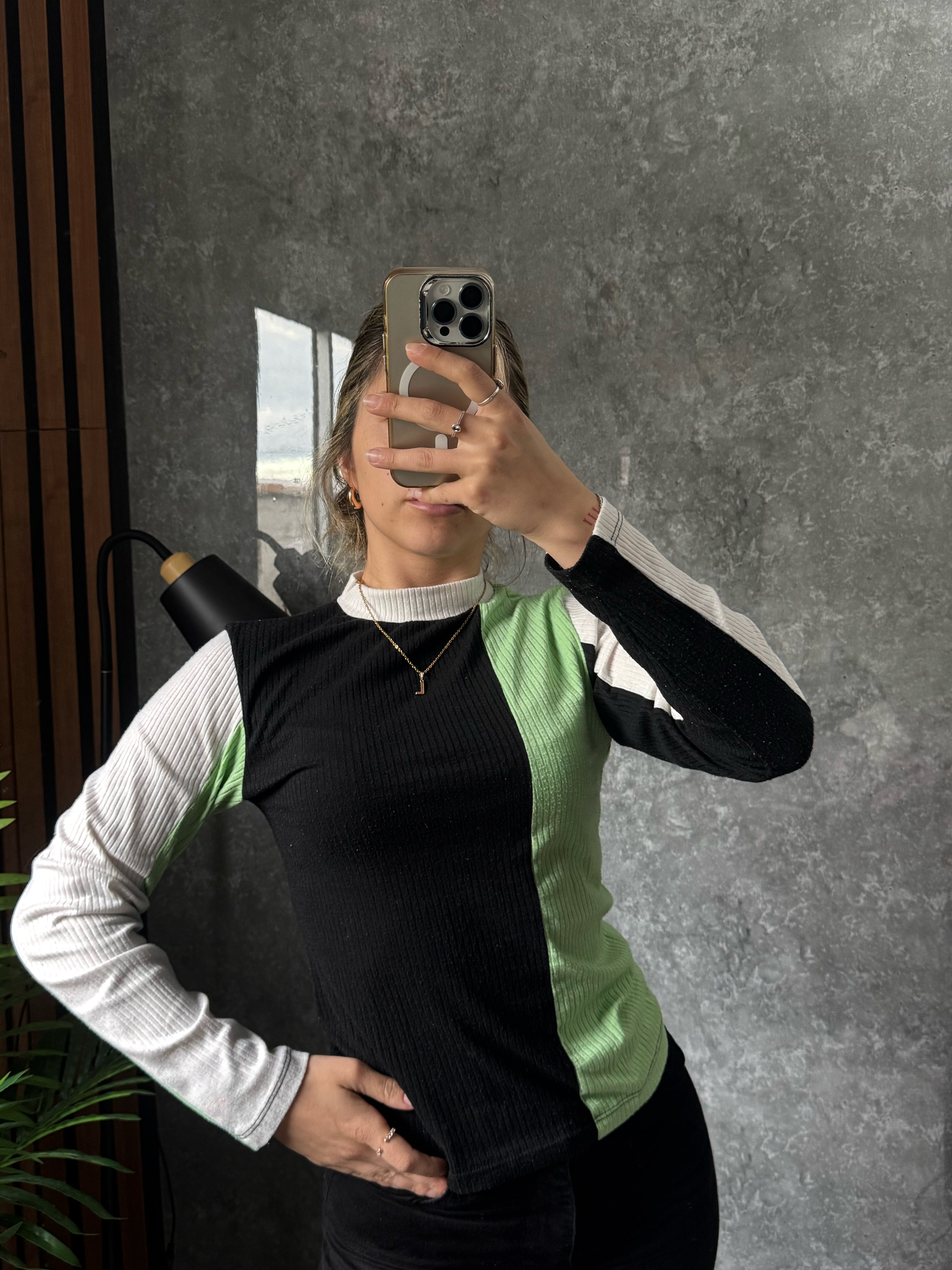 Remerita manga larga verde, blanco y negro