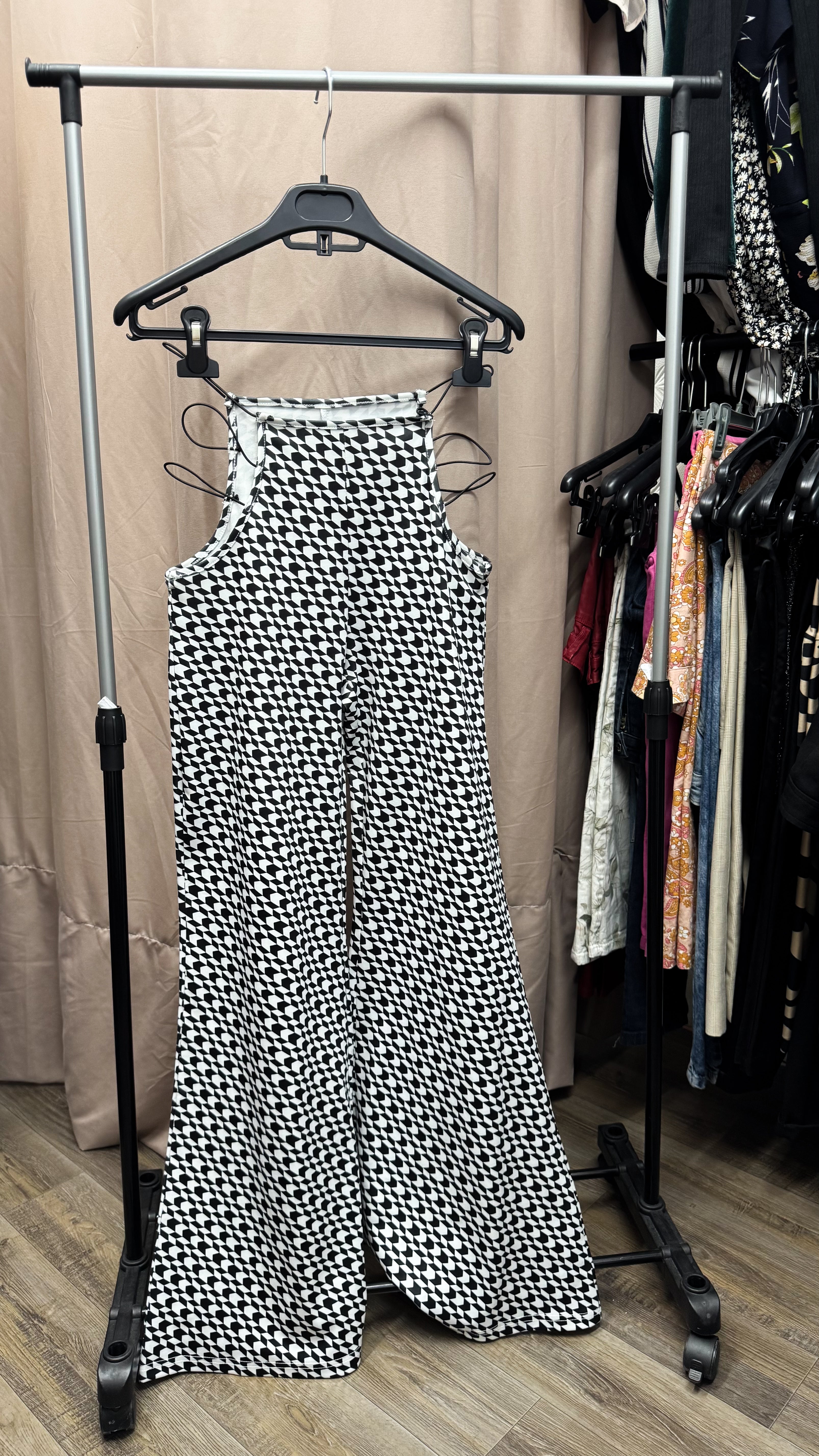 Pantalón a cuadros con cadera descubierta