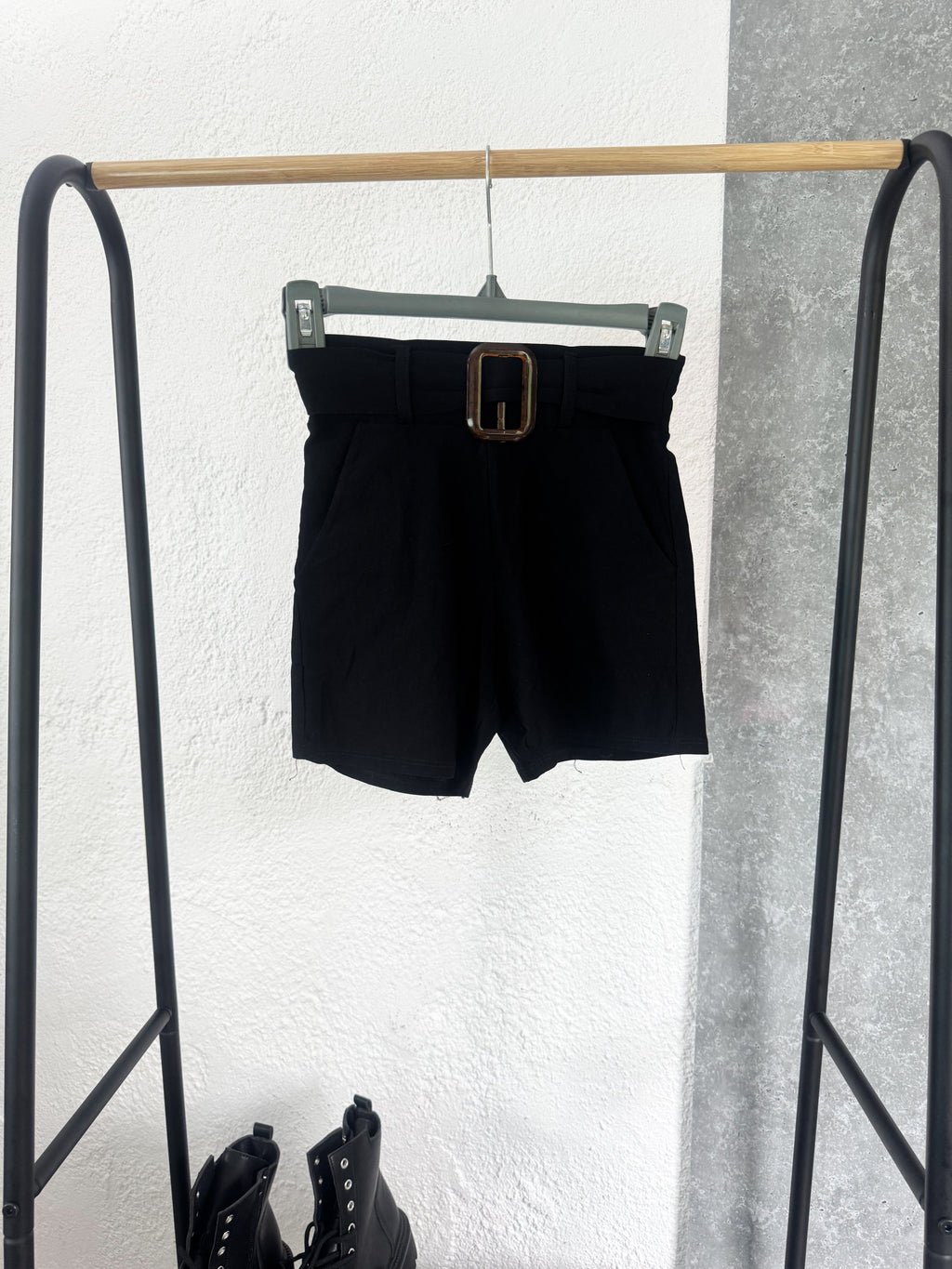 Short negro con cinto