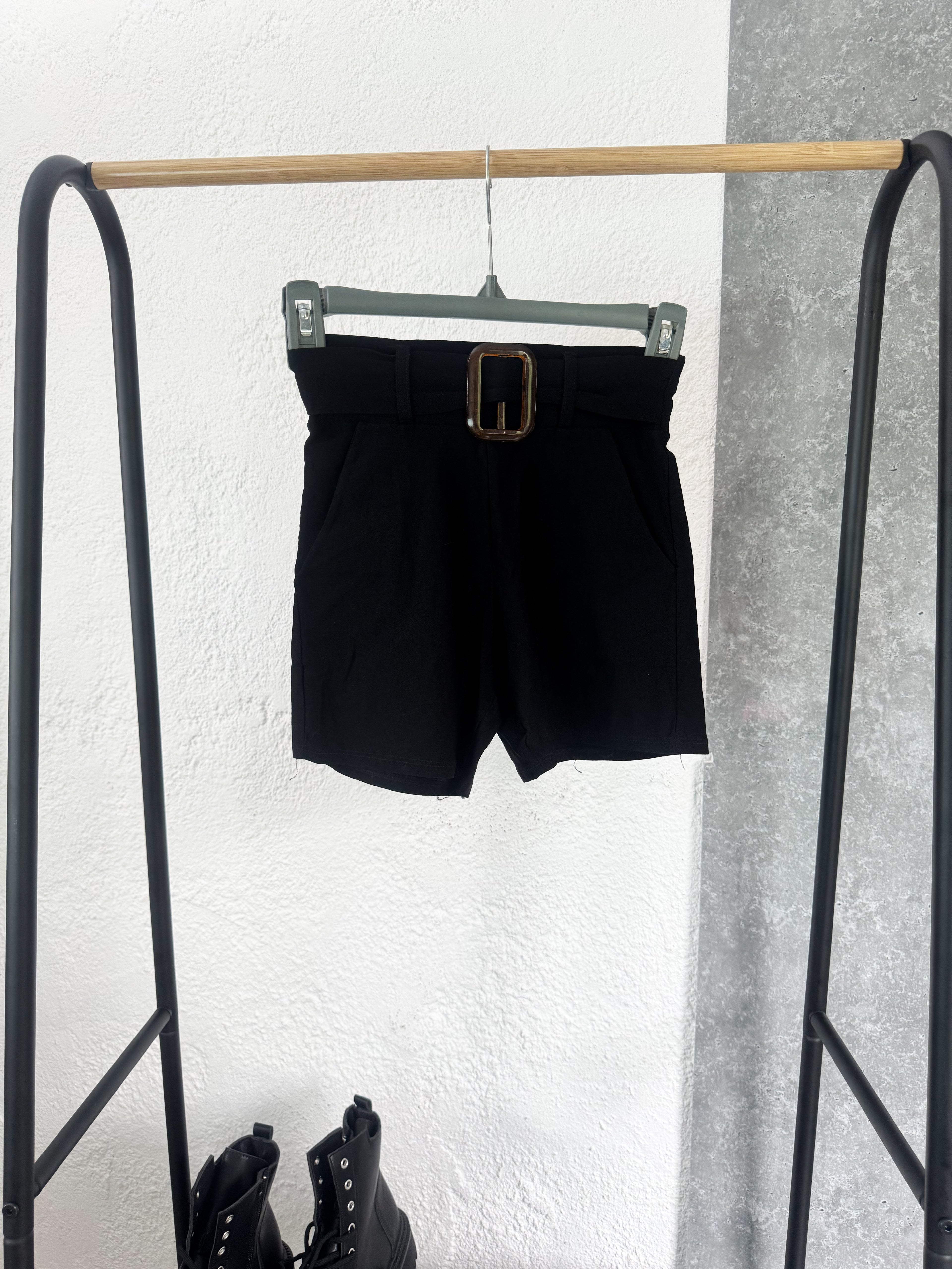 Short negro con cinto