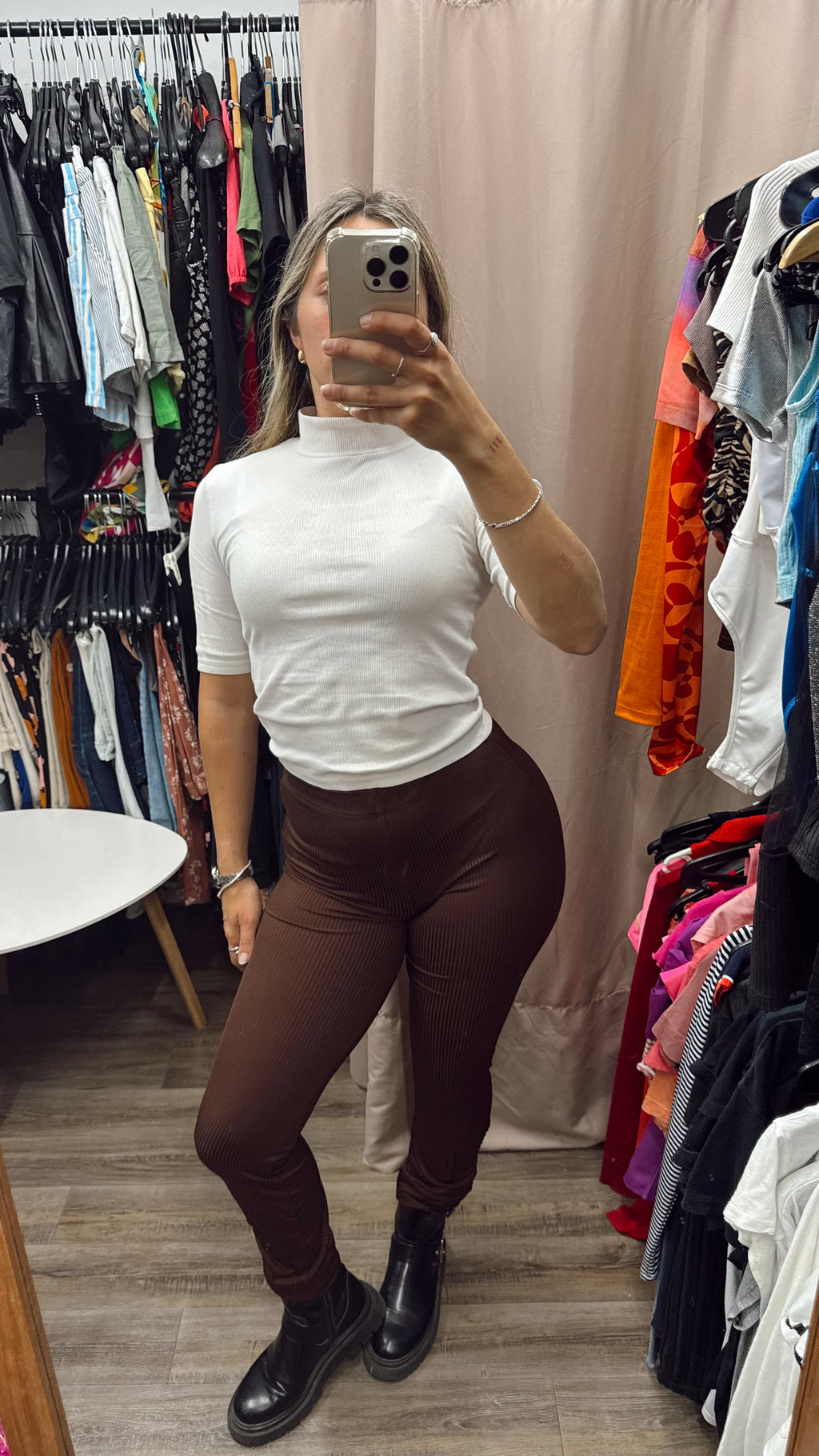 Pantalón marrón con frunce