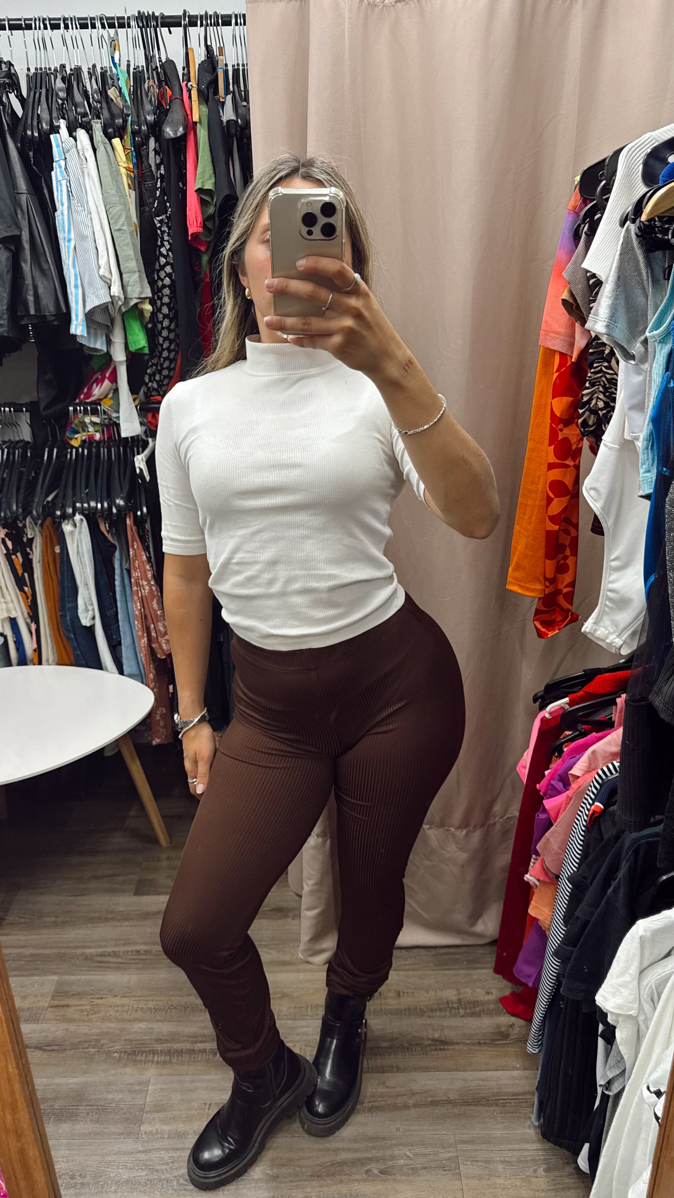 Pantalón marrón con frunce