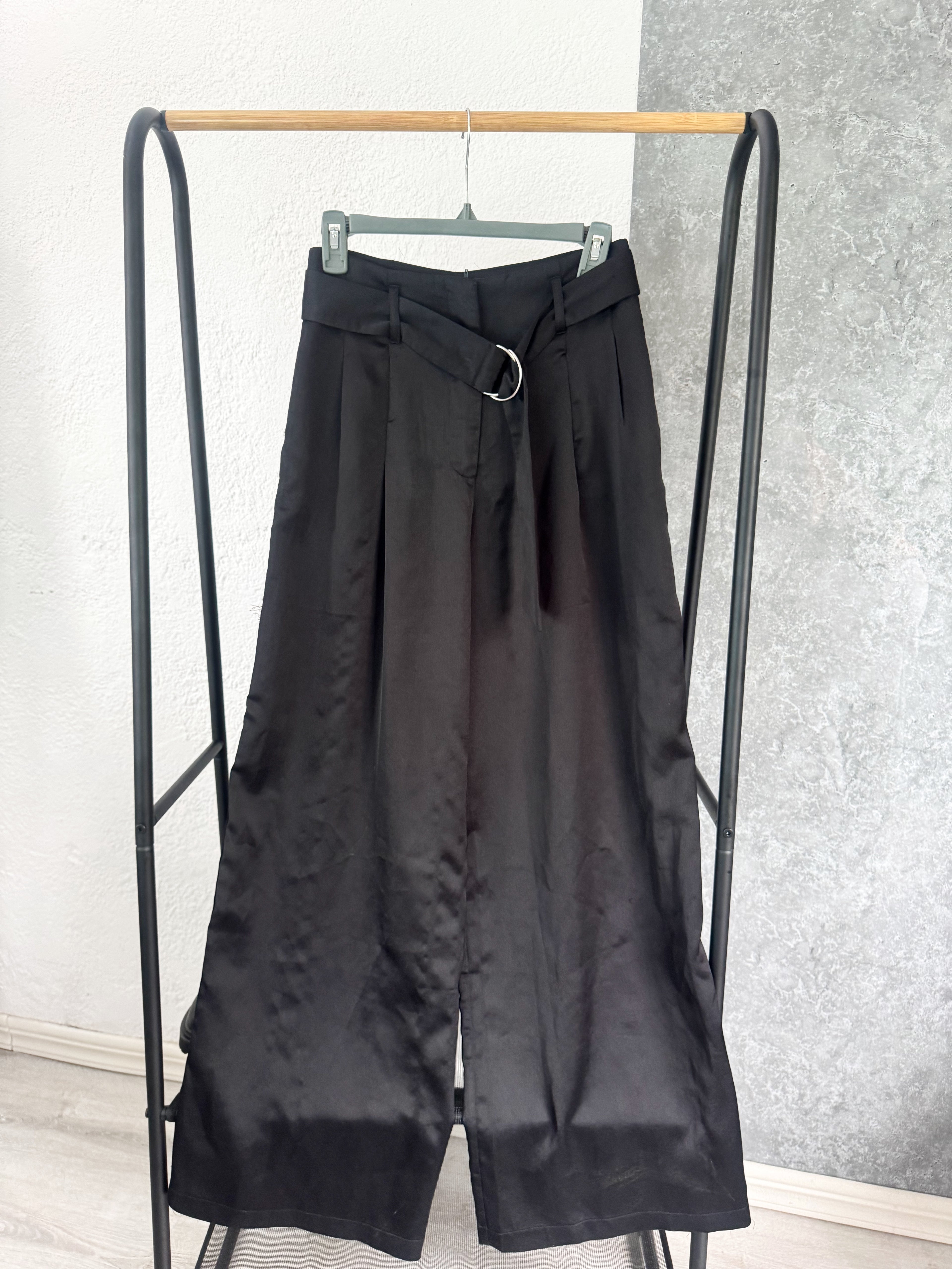 Pantalón negro con cinto