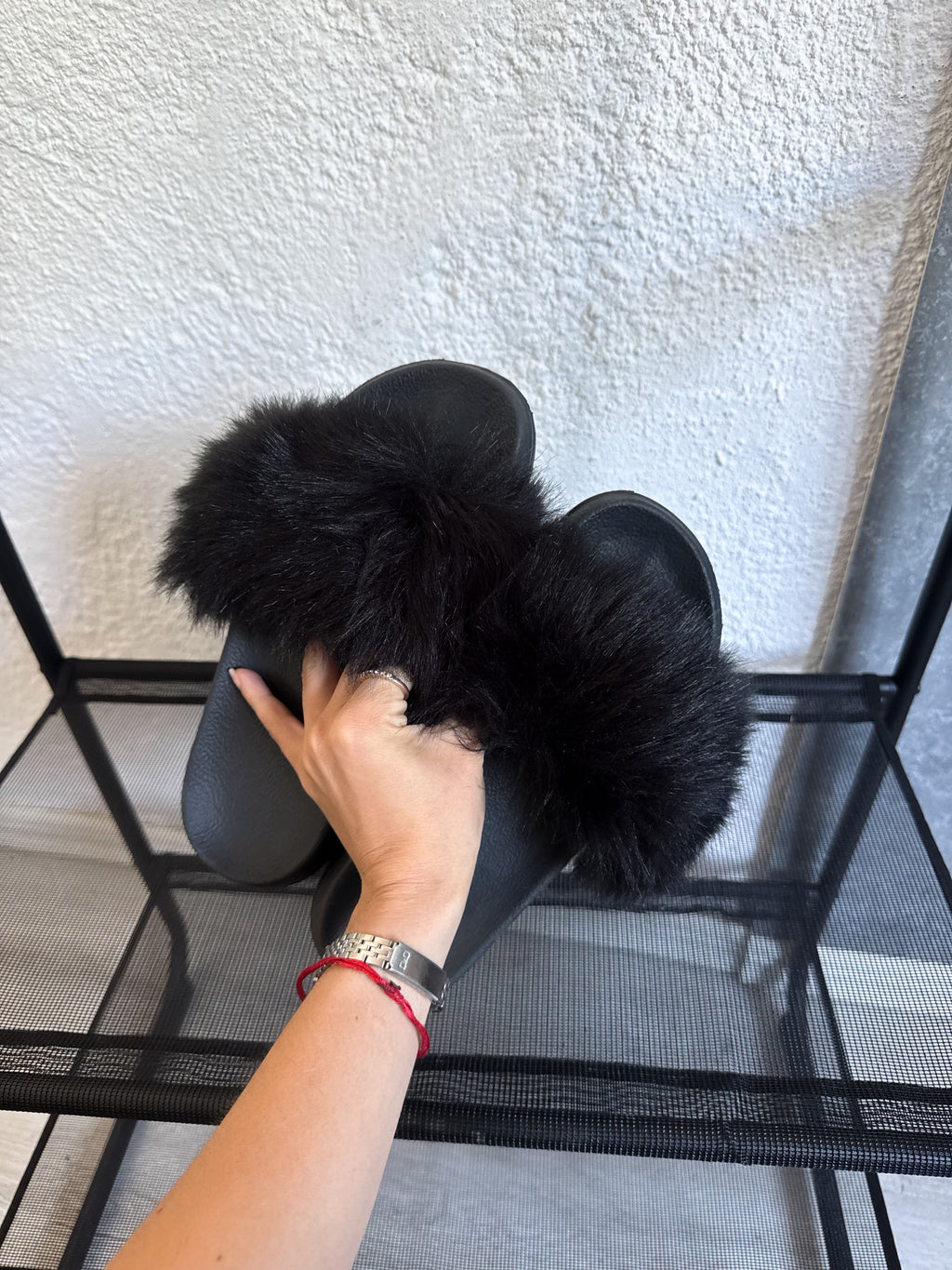 Sandalias peluditas negras