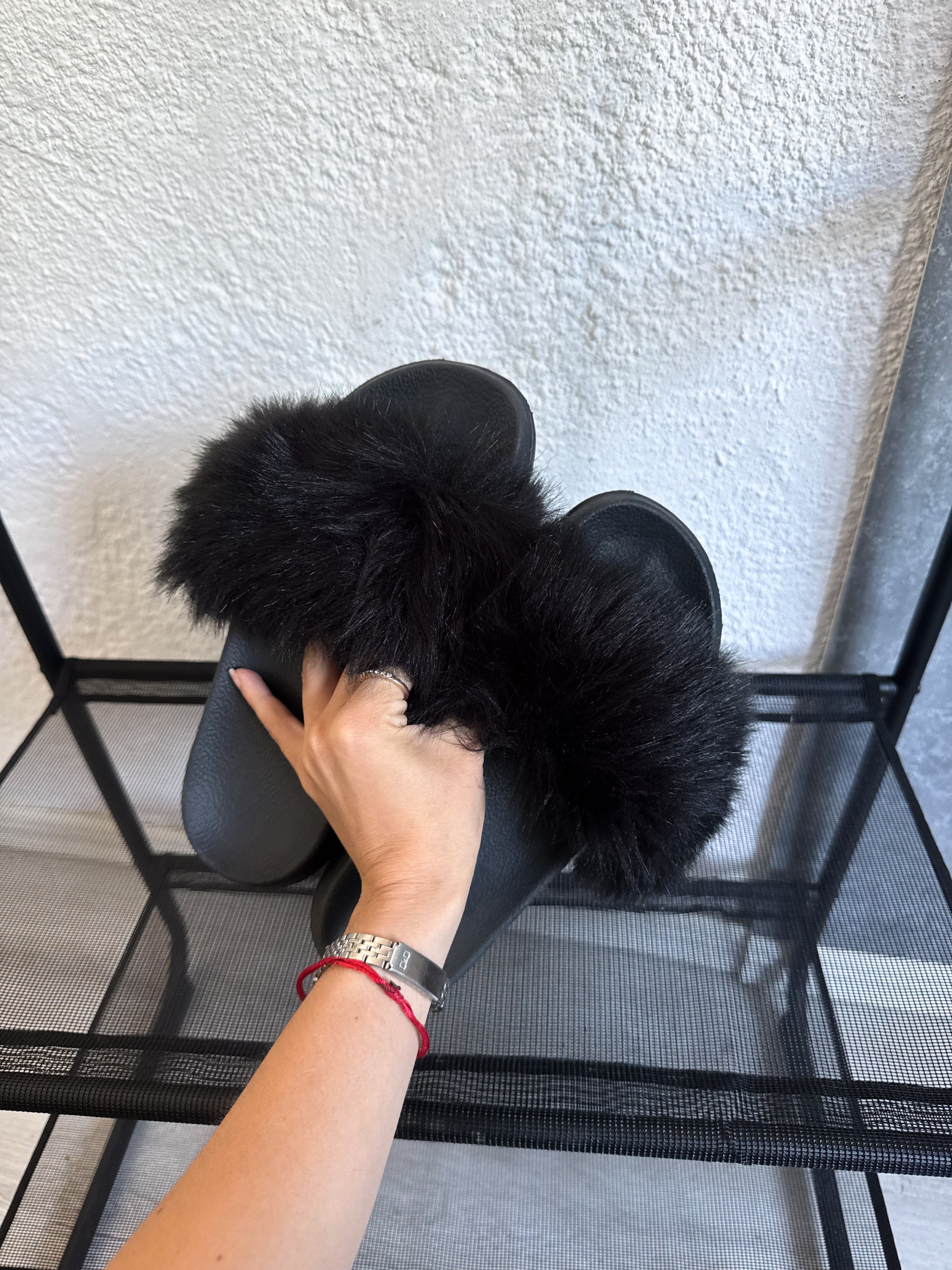 Sandalias peluditas negras