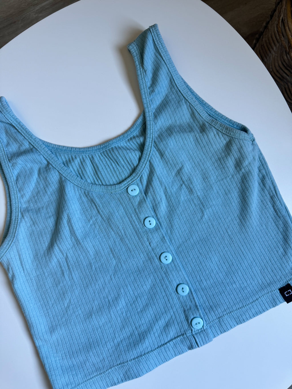 Top celeste con botones adelante