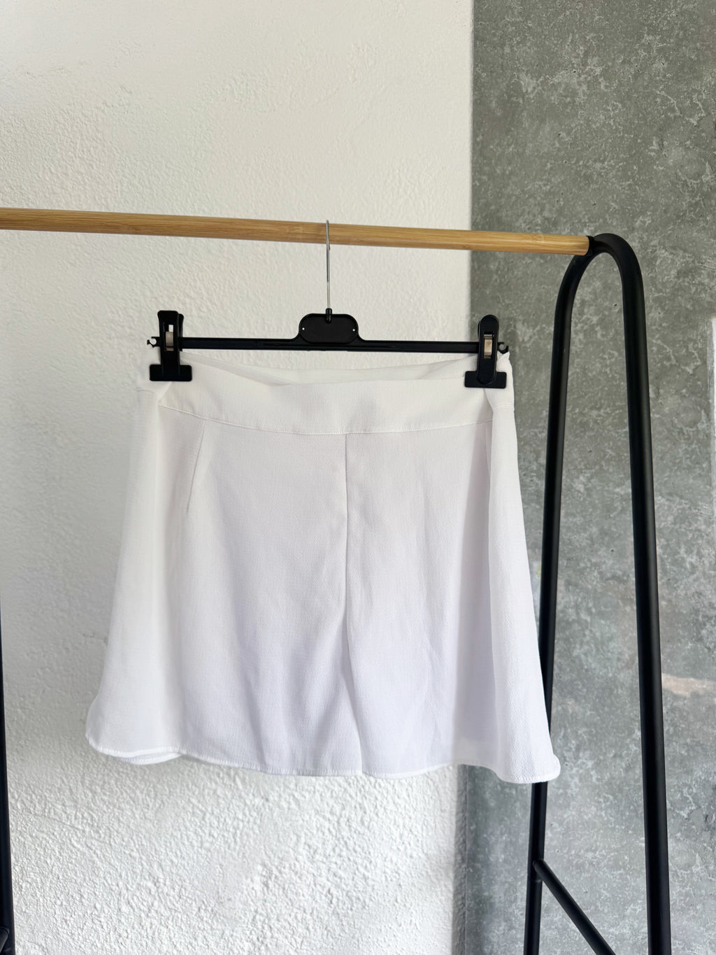 Short blanco cruzado con moño adelante