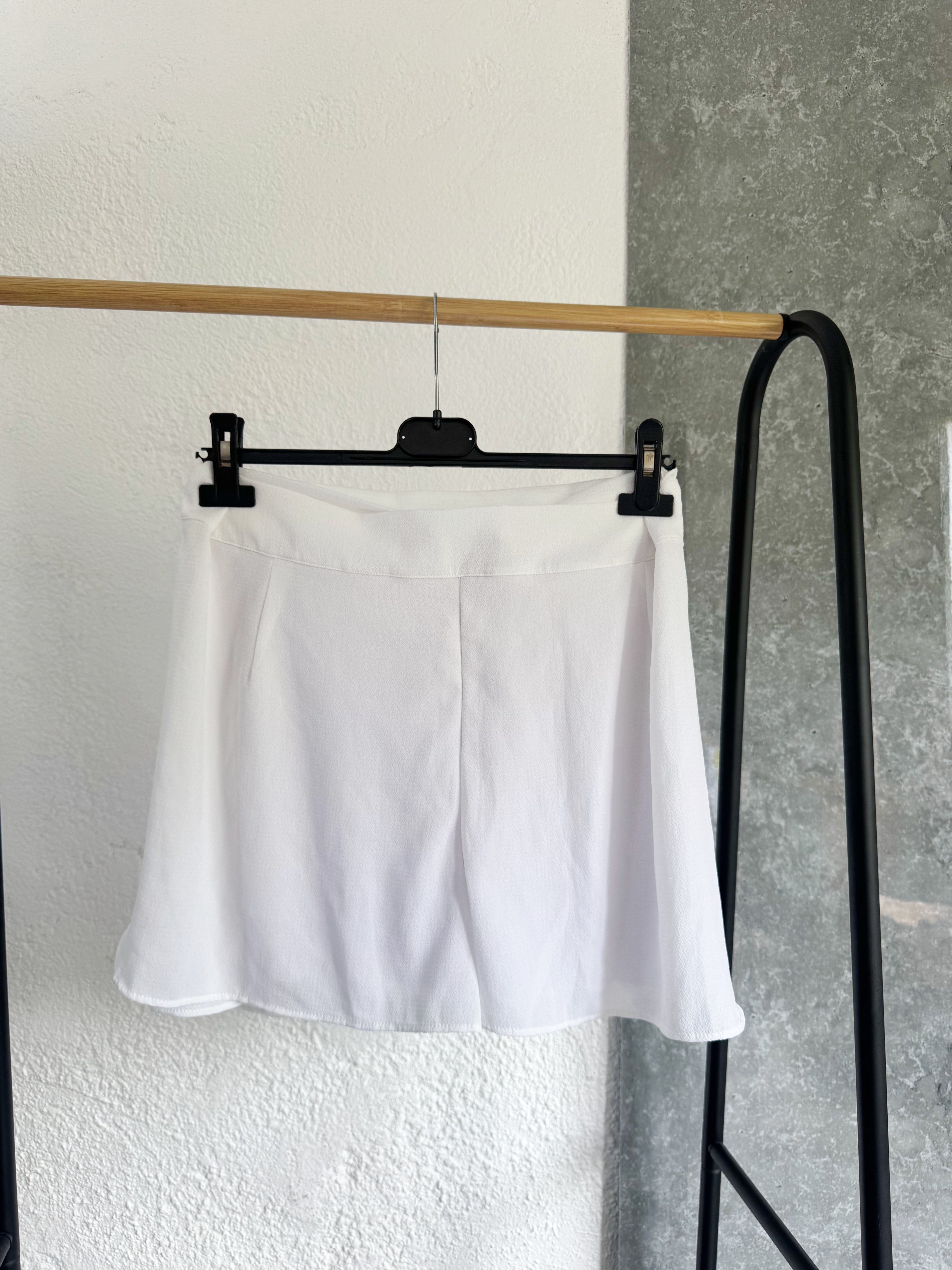 Short blanco cruzado con moño adelante