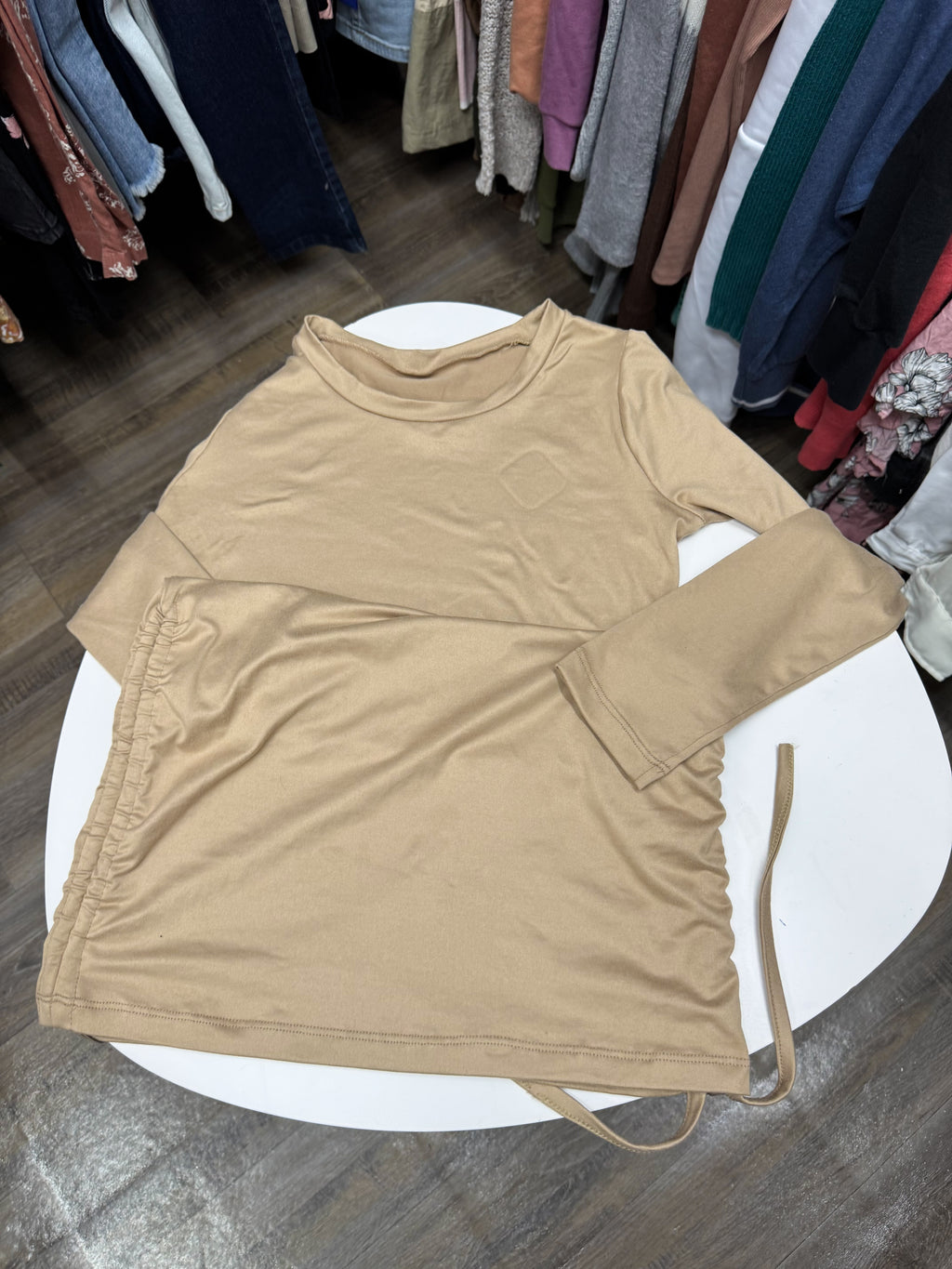 Vestido beige con frunce