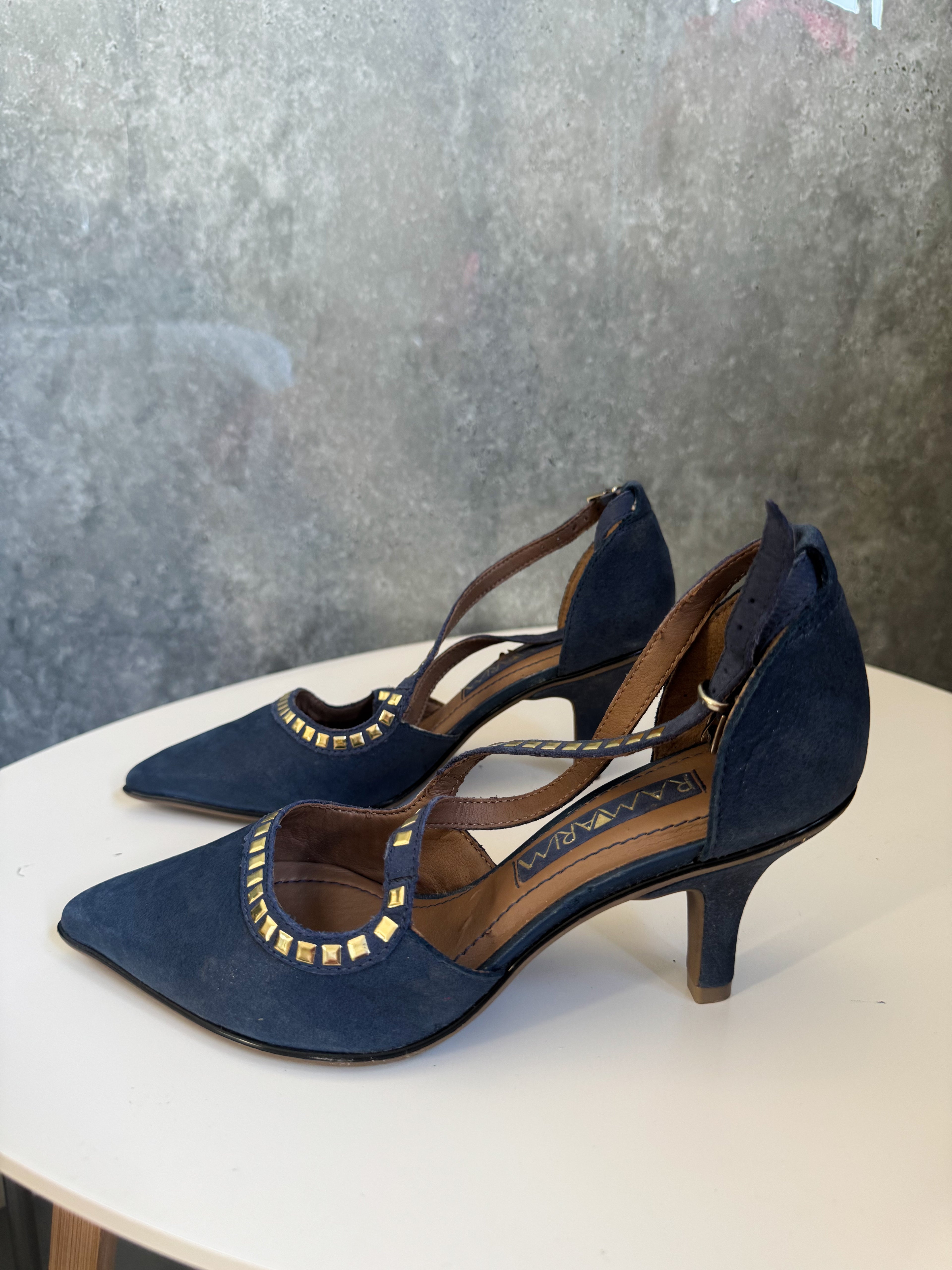 Tacos sandalias nuevas azules de gamuza con tachas