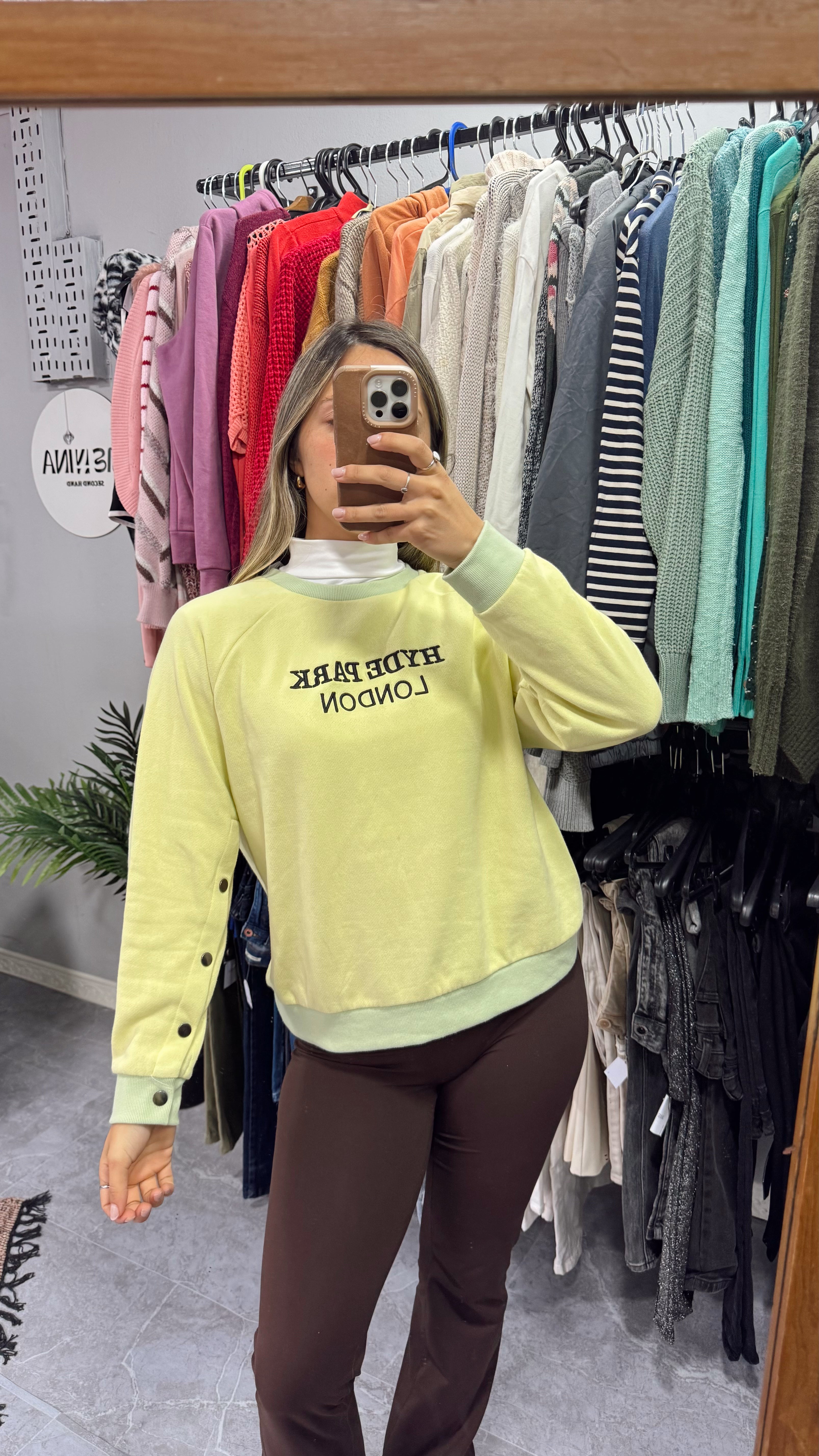 Buzo amarillo y verde con botones en las mangas