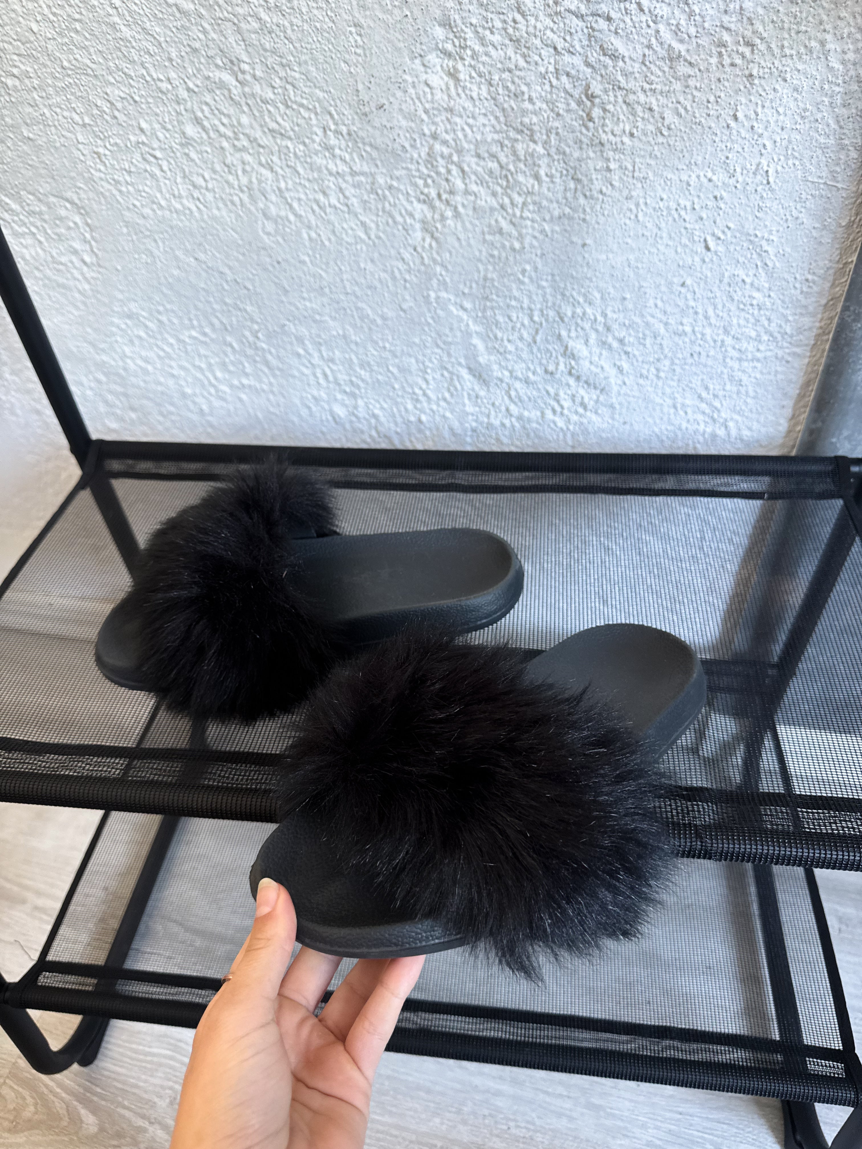 Sandalias peluditas negras