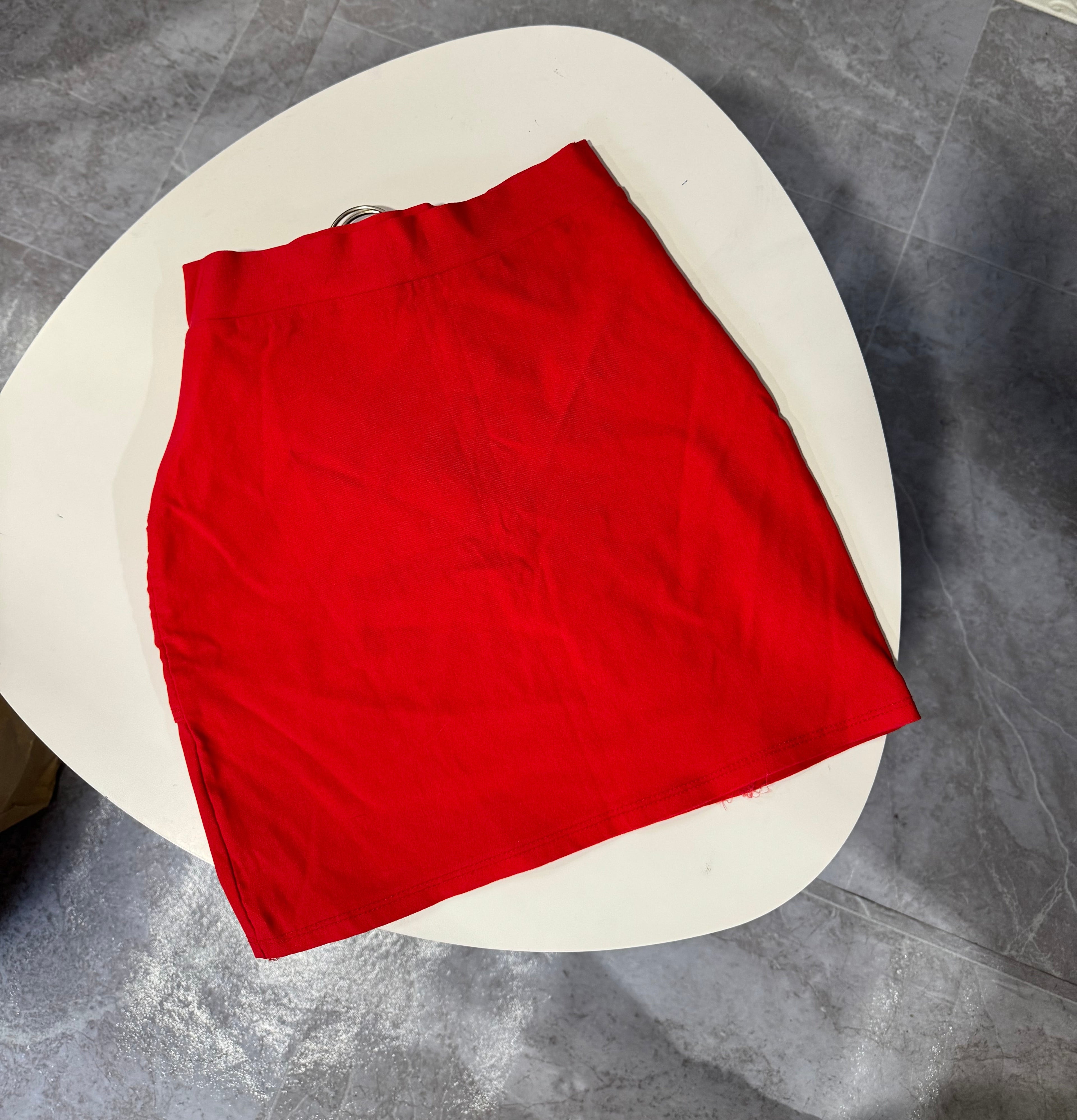 Pollera roja con cinto, talle S alicrada