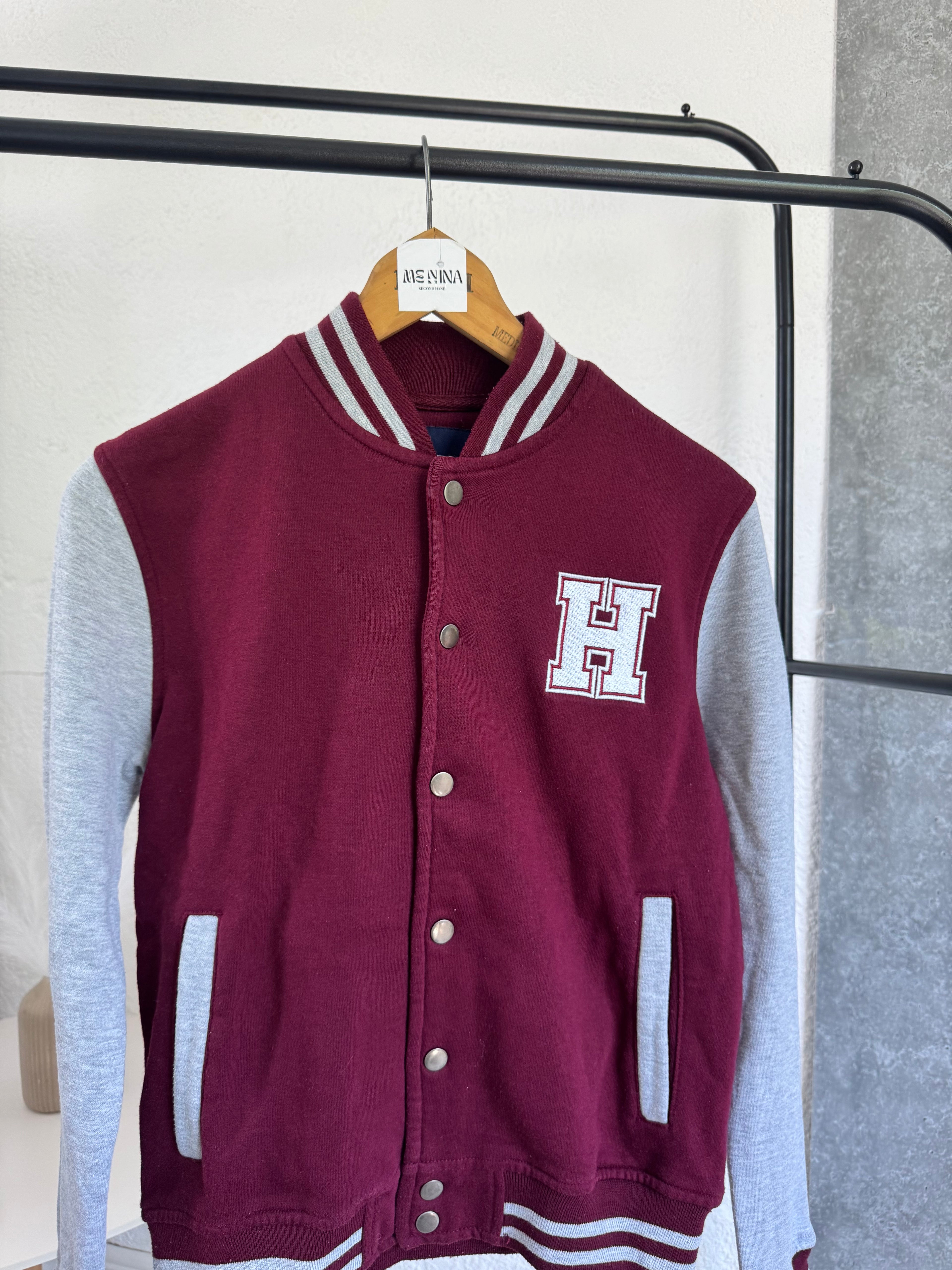 Chaqueta gris y bordó