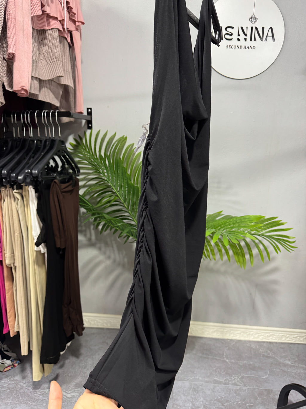 Vestido negro con frunce y espalda abierta