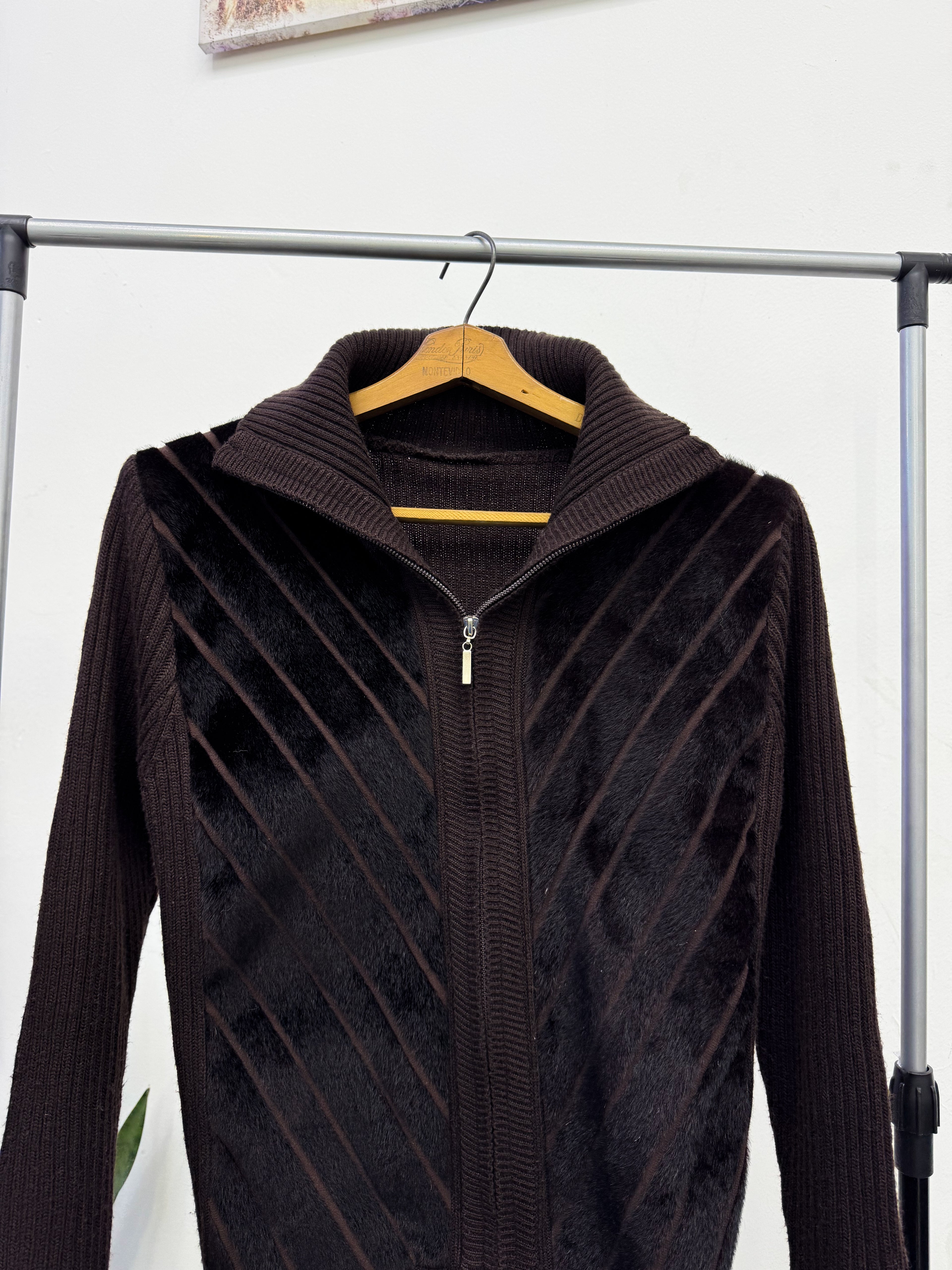 Campera marrón con piel