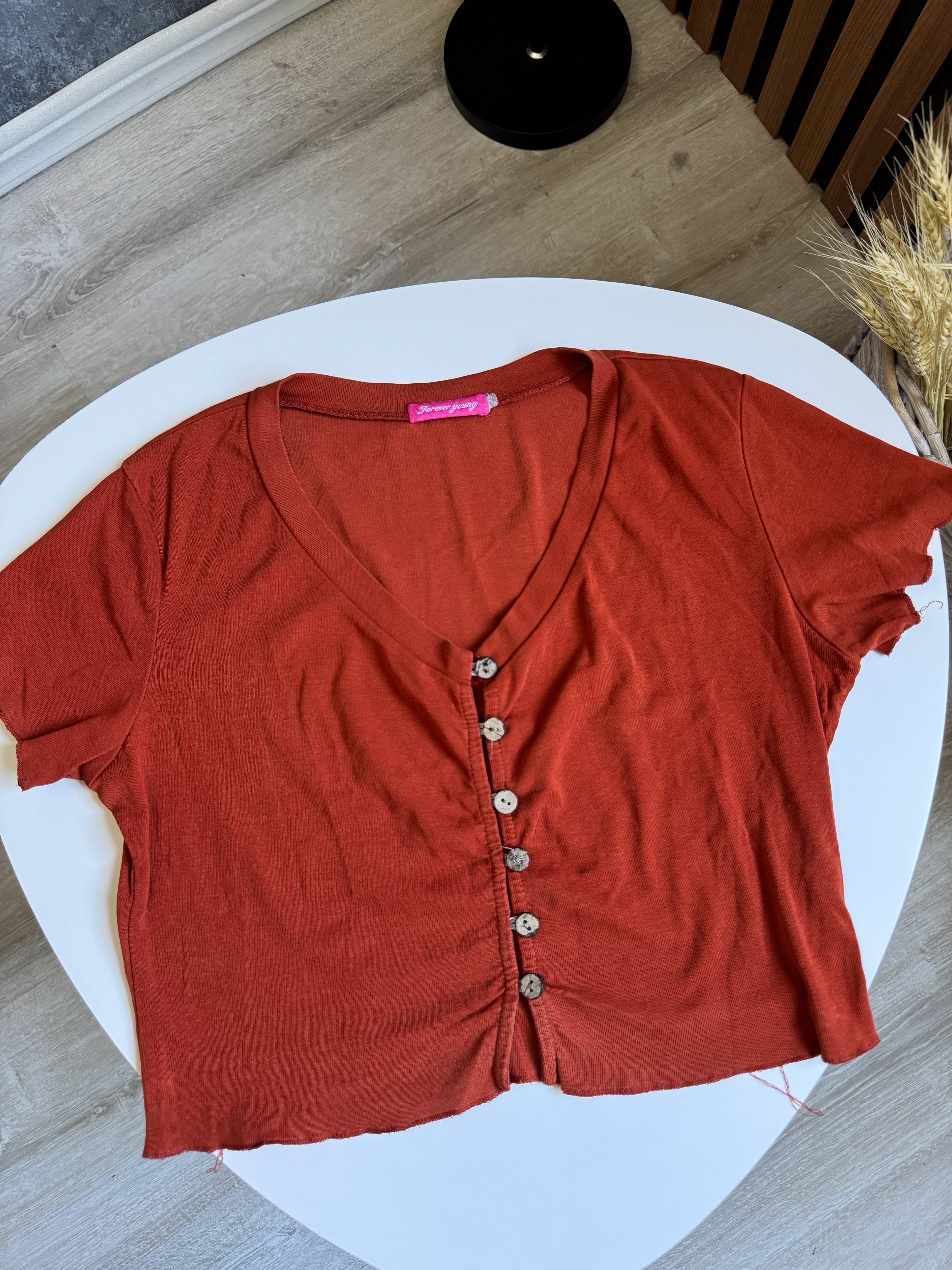 Top terracota con botones adelante