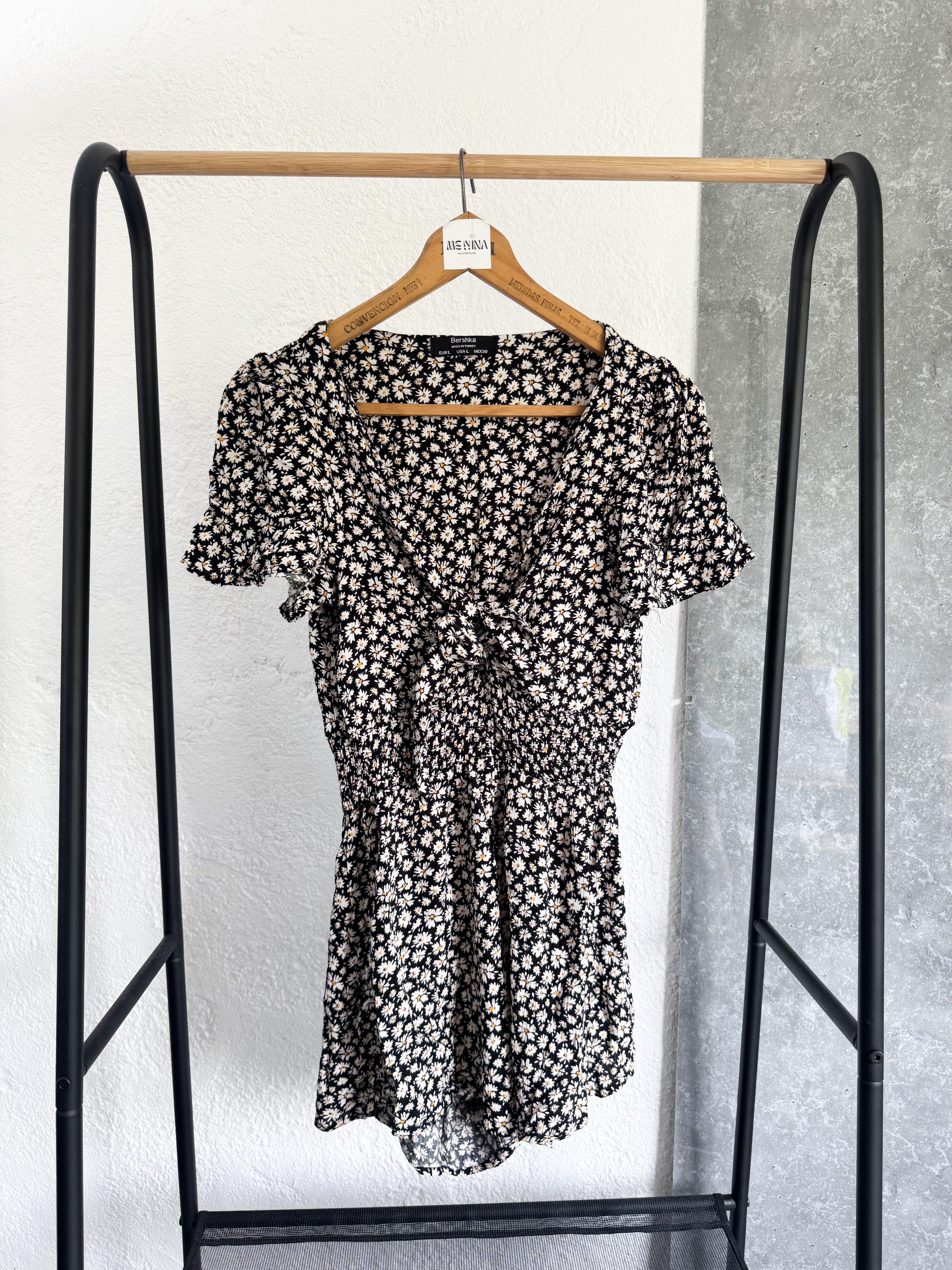 Monito negro floreado Bershka