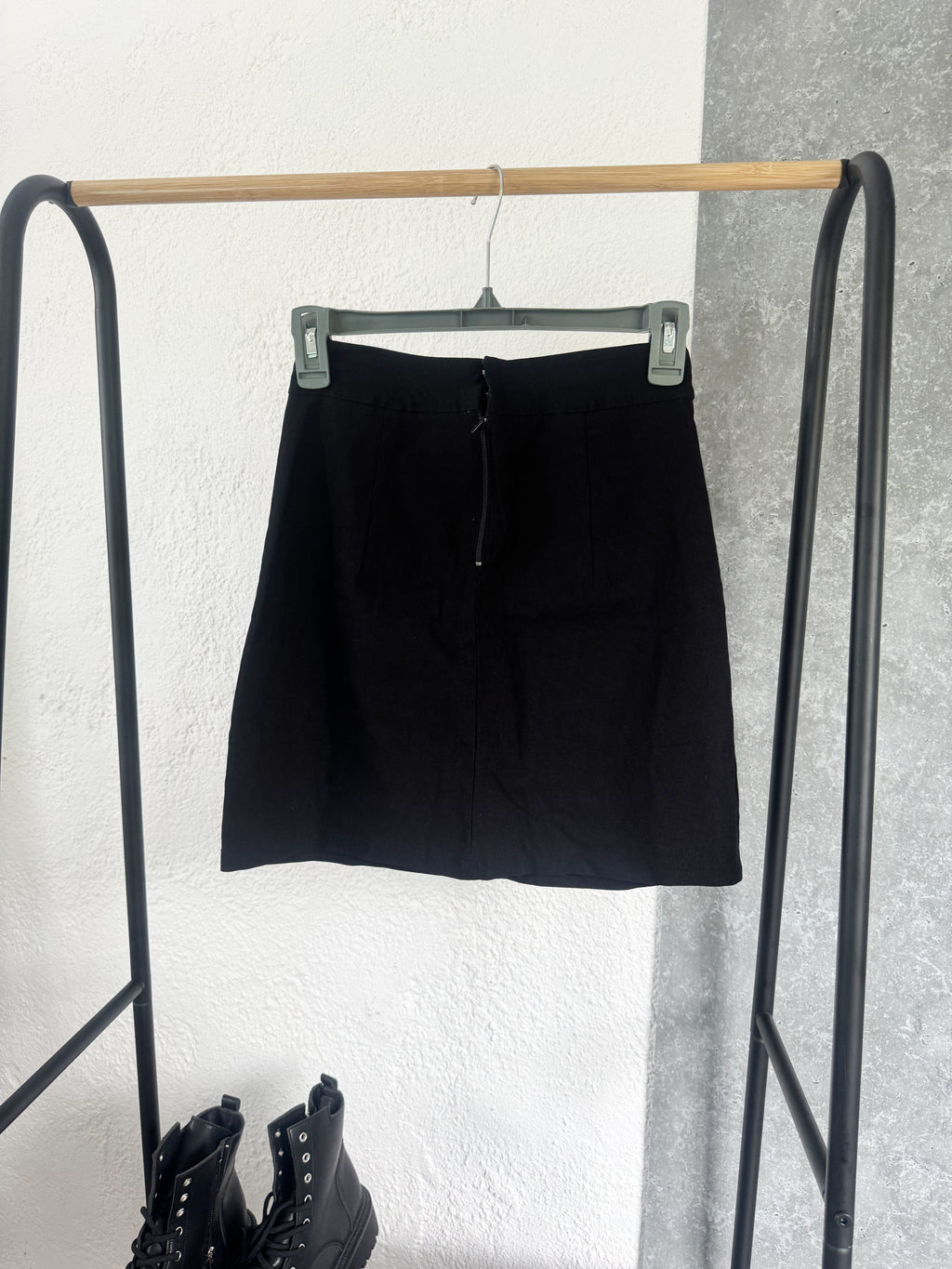 Pollera negra con botones delanteros