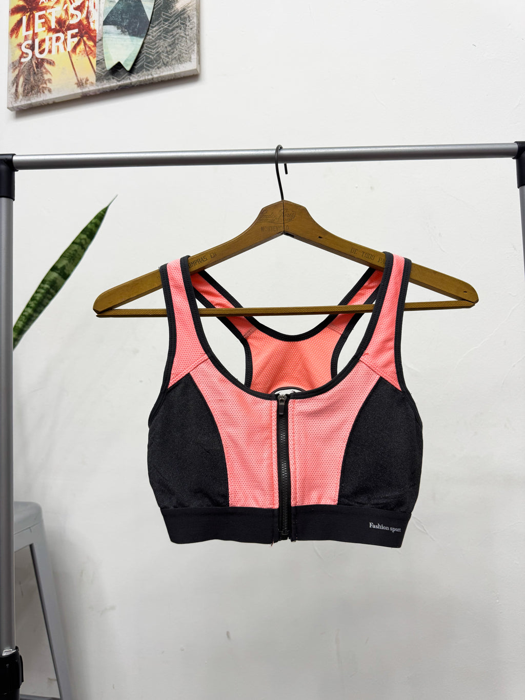 Top deportivo gris y rosa