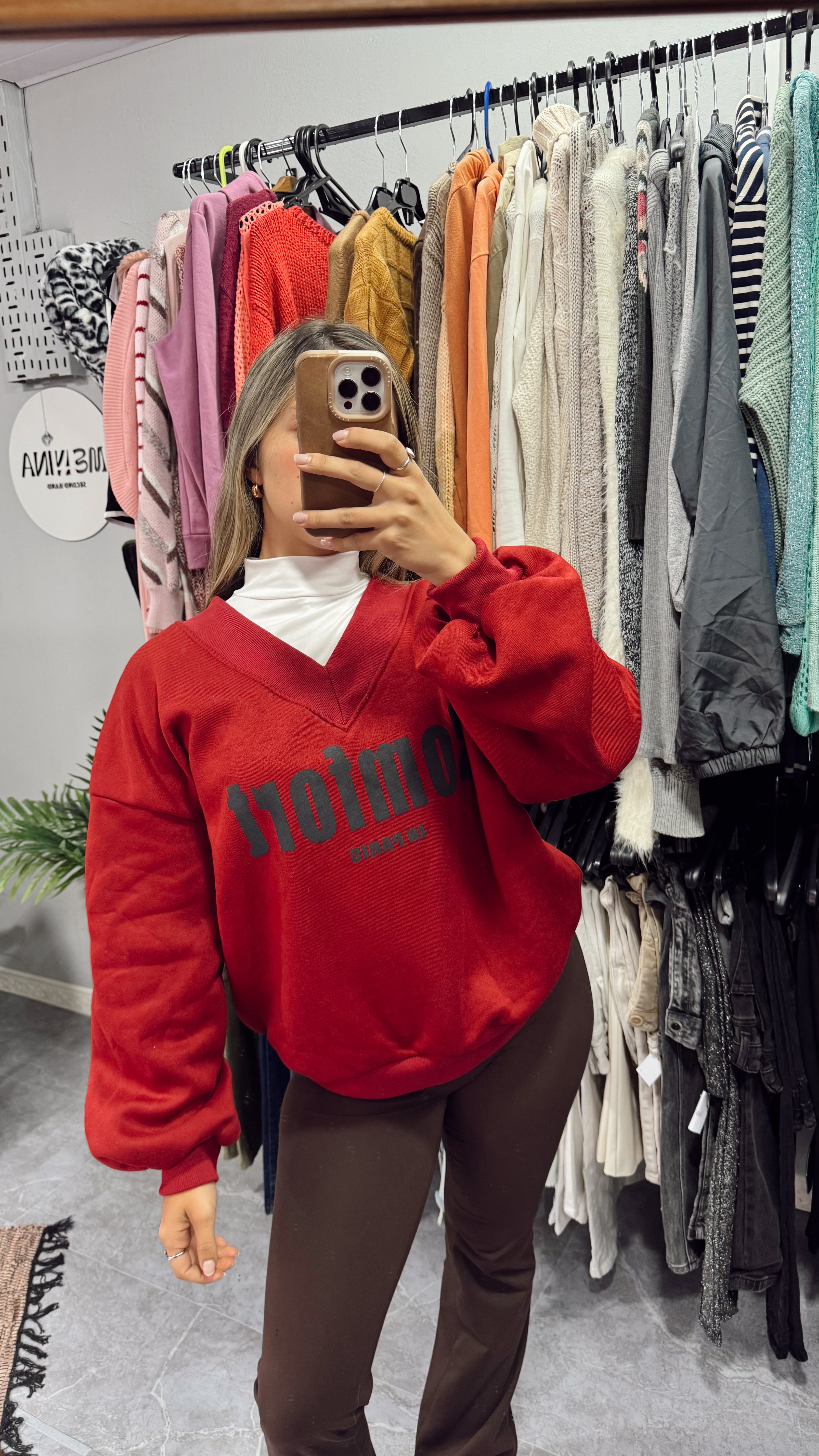 Buzo rojo escote V