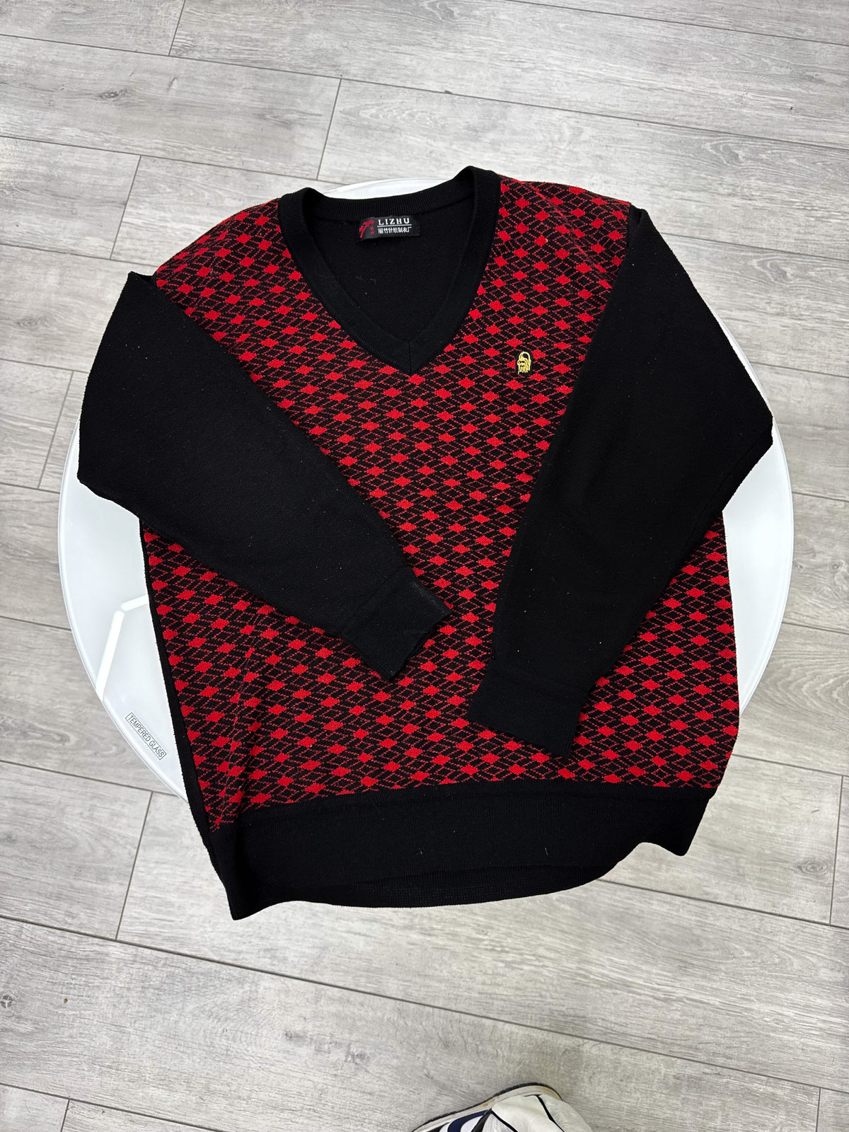 Buzo negro y rojo de hilo