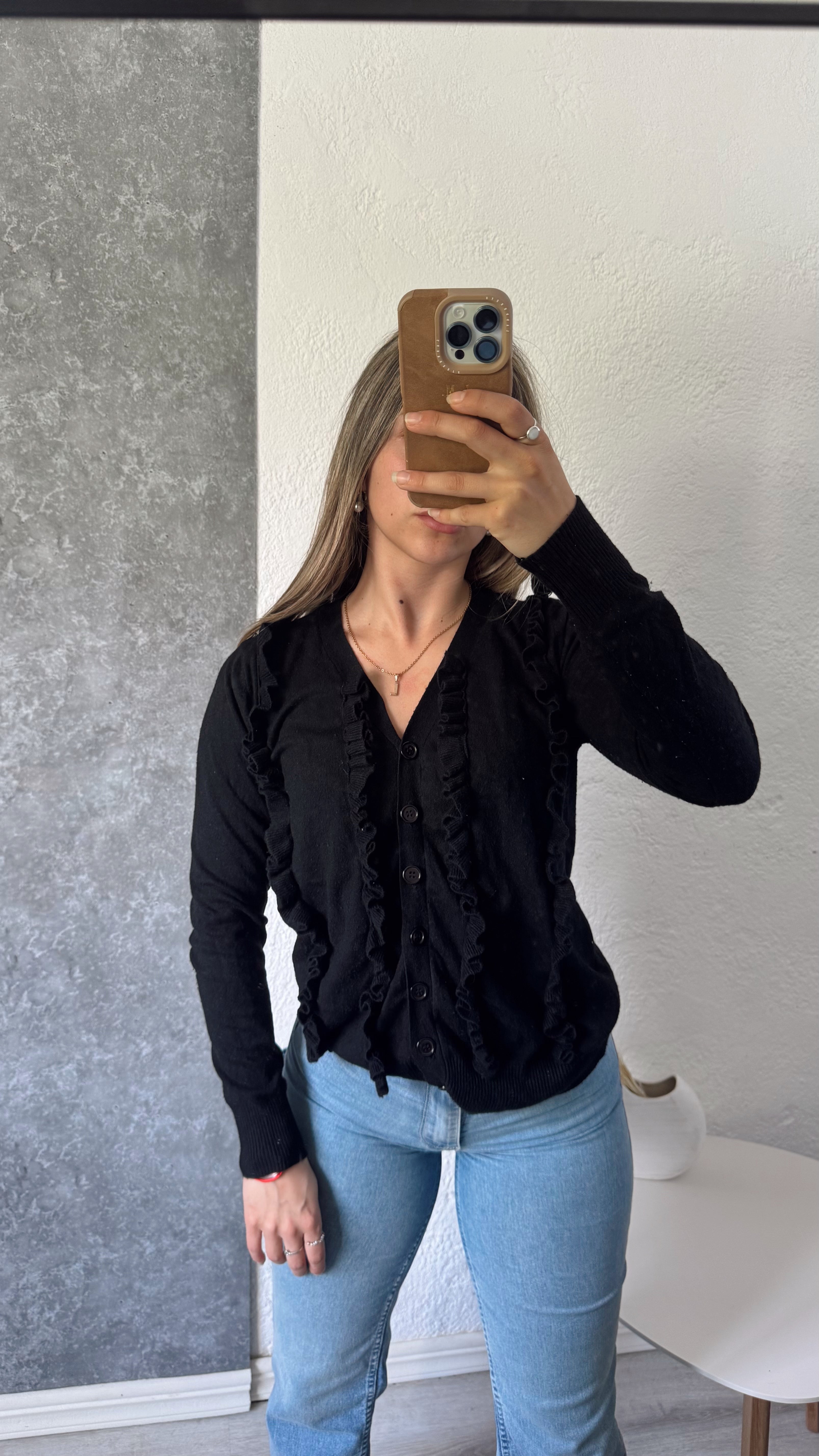 Saco negro con volados y botones delanteros