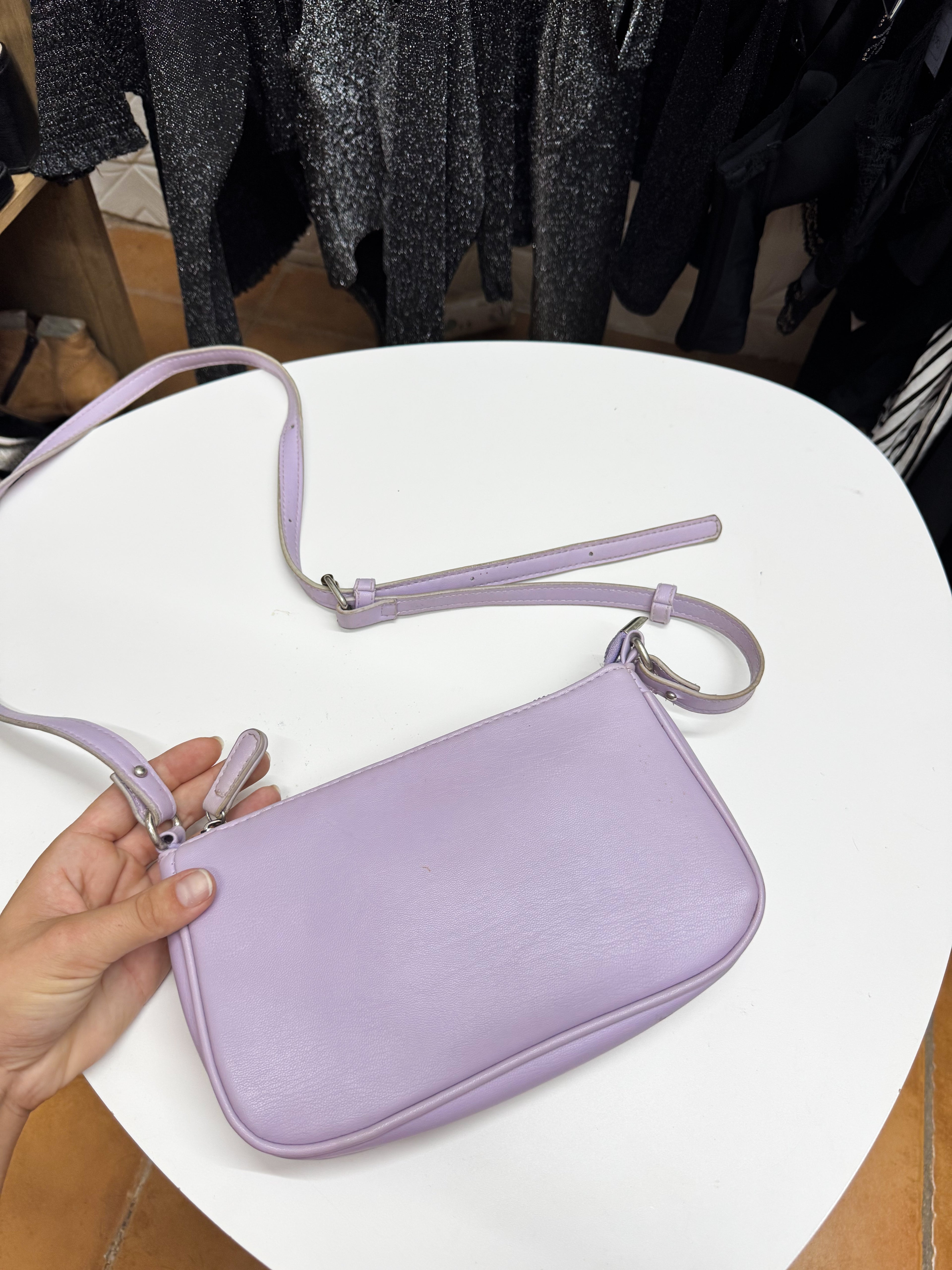 Cartera lila pastel mediana