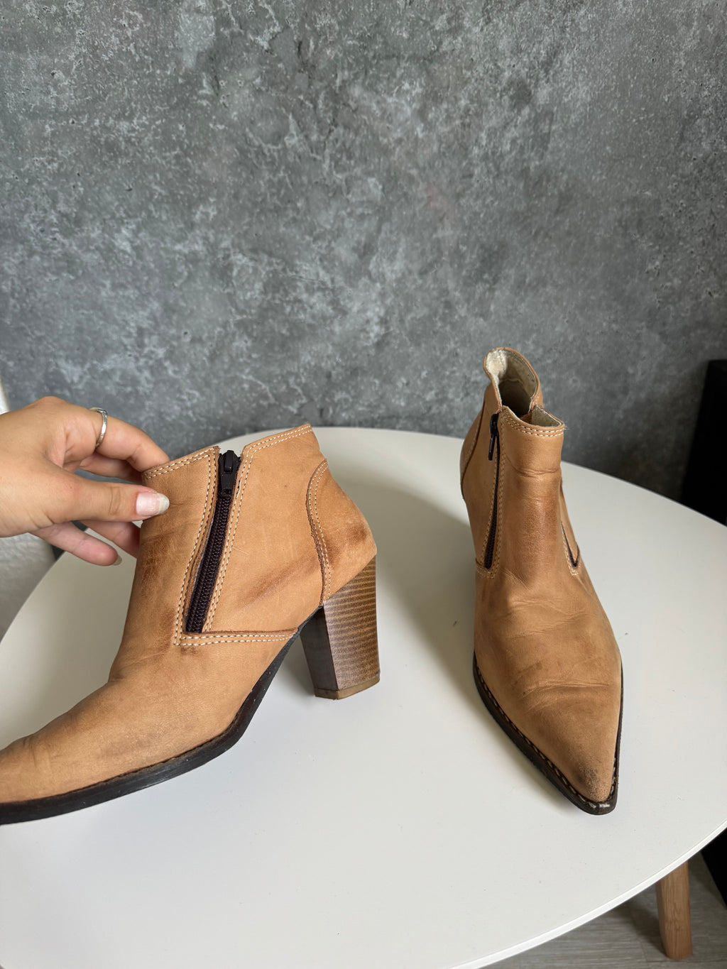 Botas de cuero marrones en punta