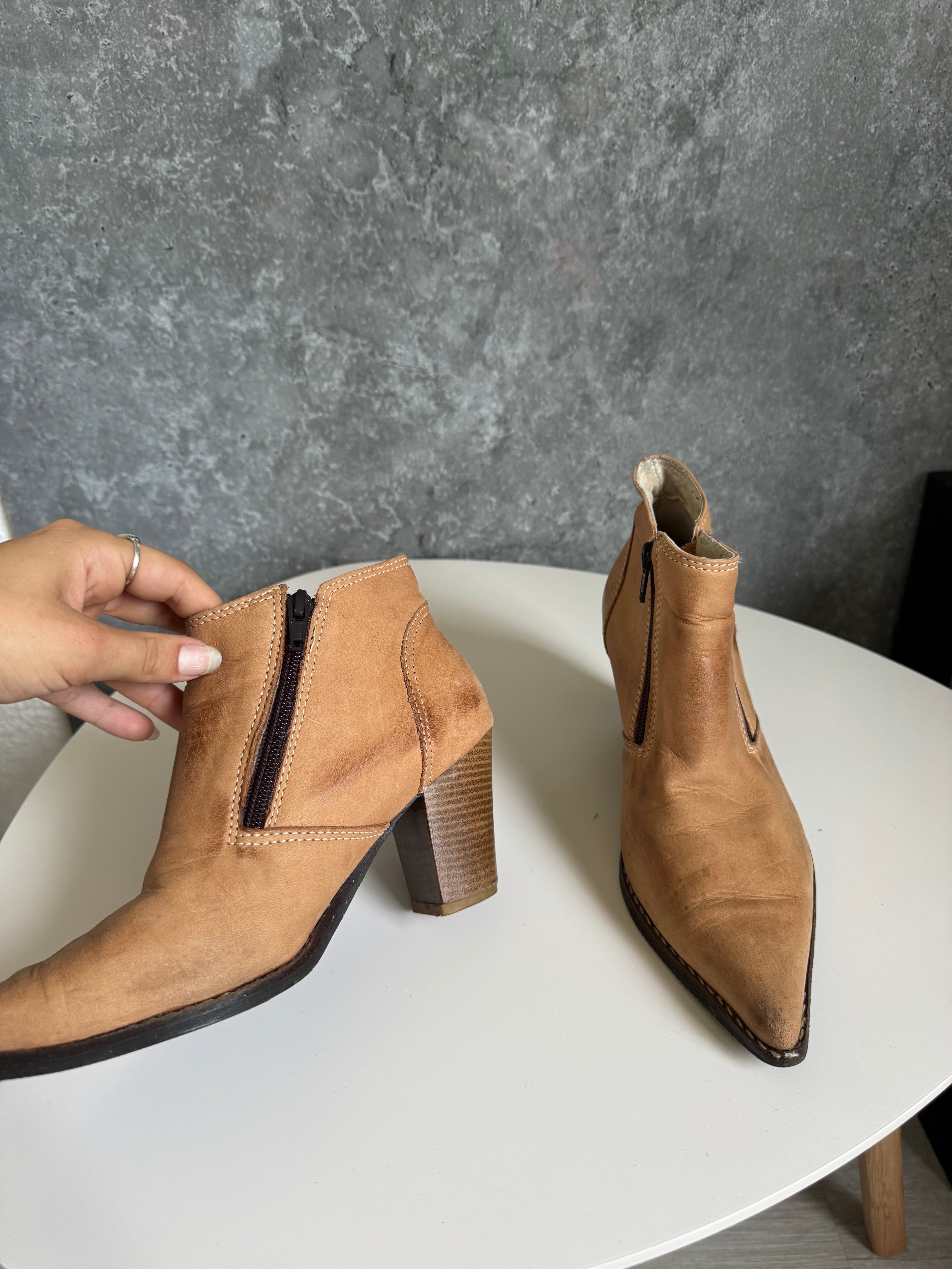 Botas de cuero marrones en punta