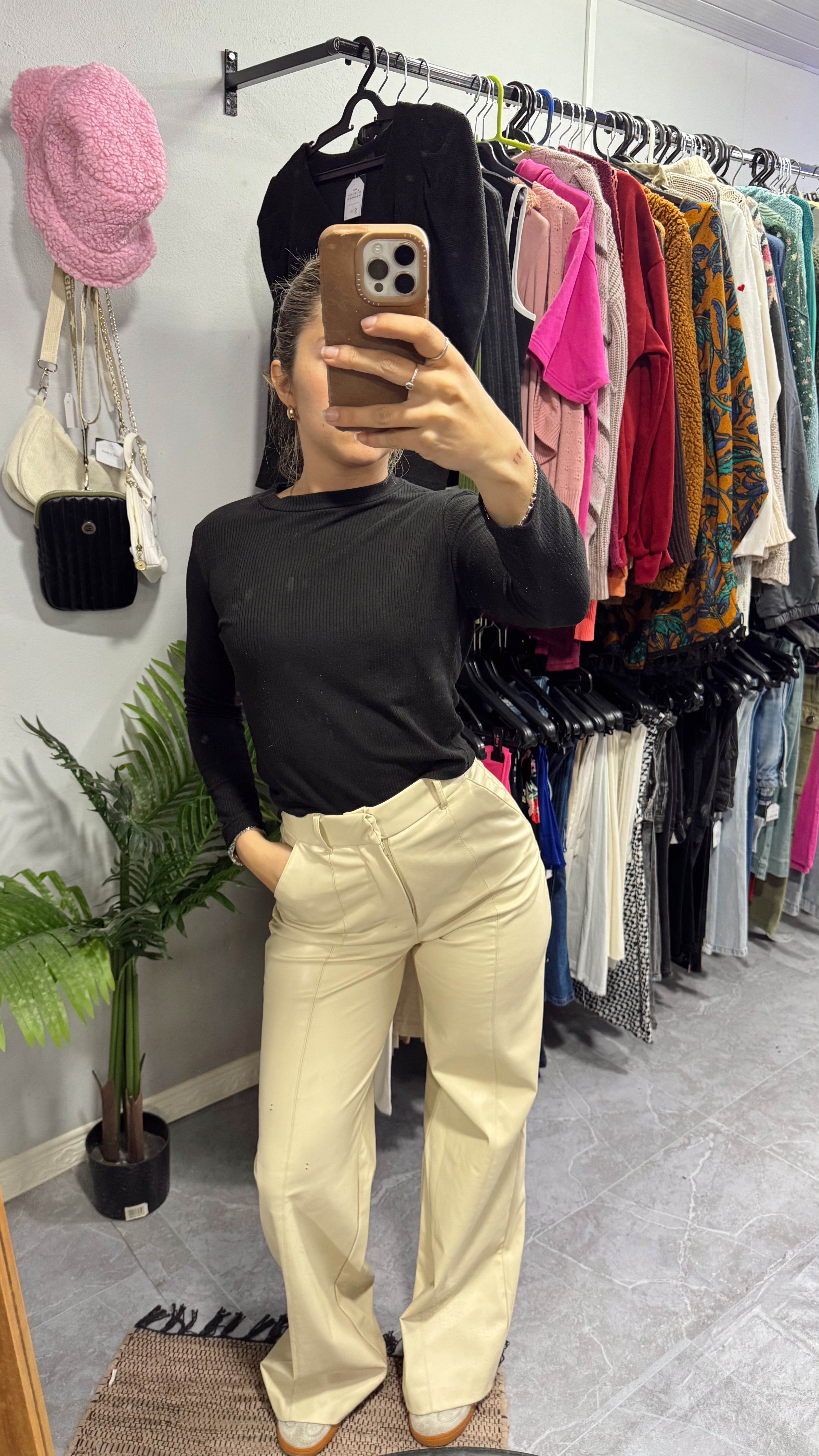 Pantalón cuerina beige ZARA