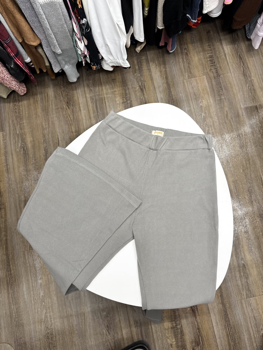 Pantalón de tela gris ancho