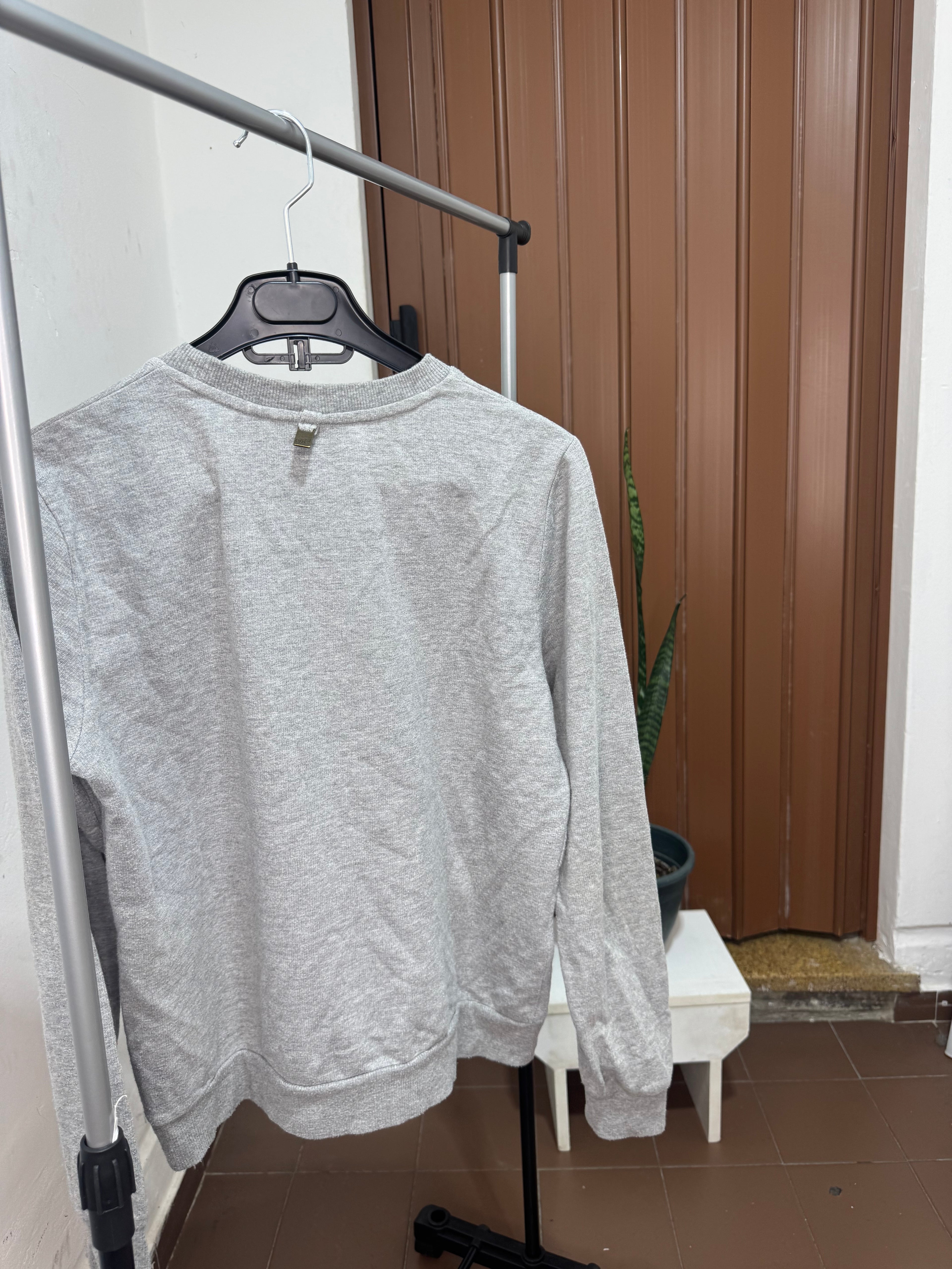 Buzo gris con flores