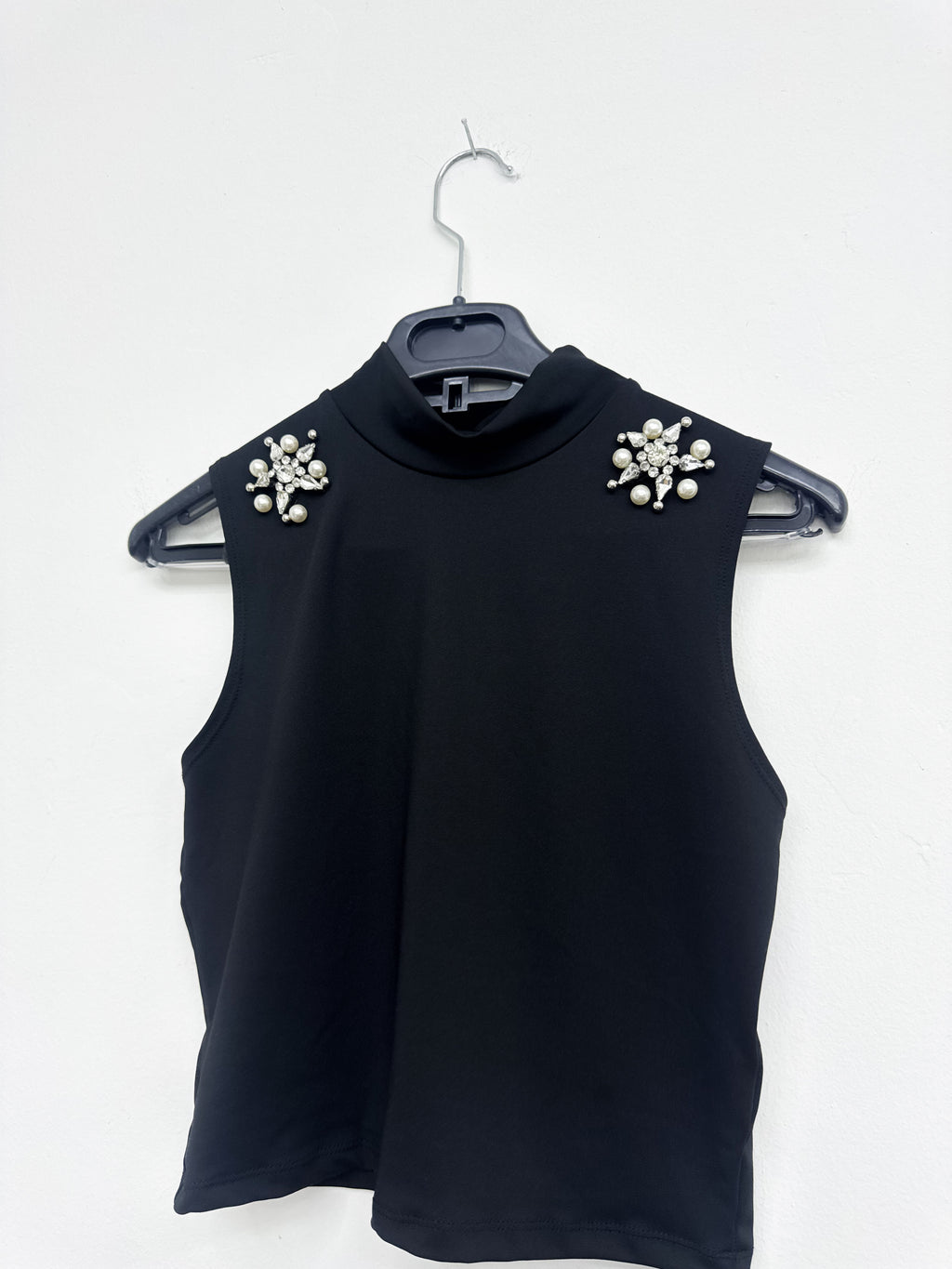 Top negro con detalle en perlas